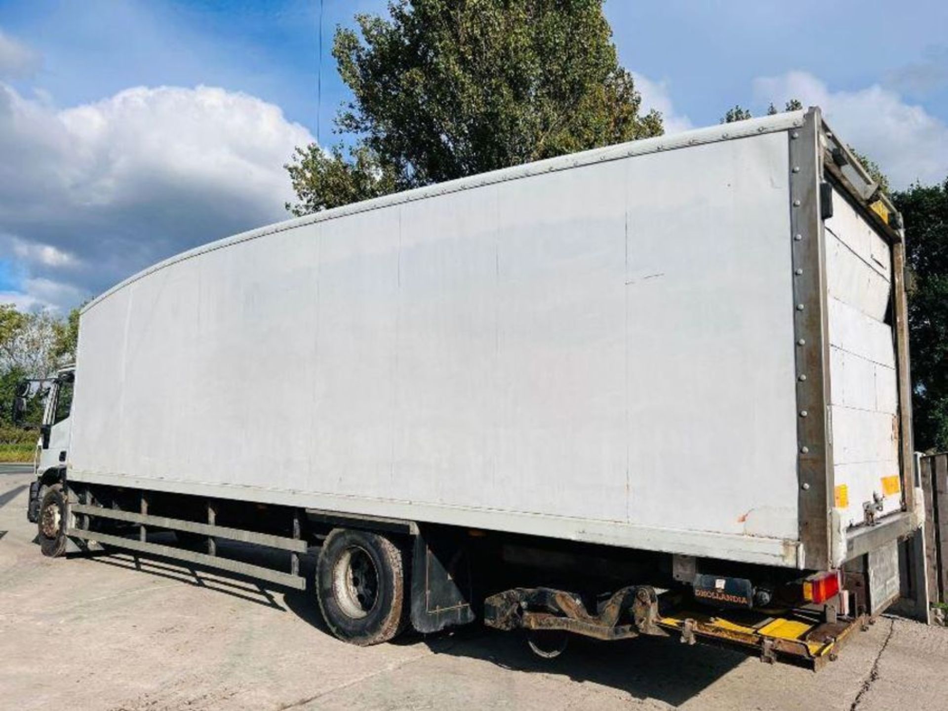 IVECO 180E25 E5 EUROCARGO 18 TON BOX TRUCK *YEAR 2010* C/W REAR TAIL LIFT - Image 16 of 32