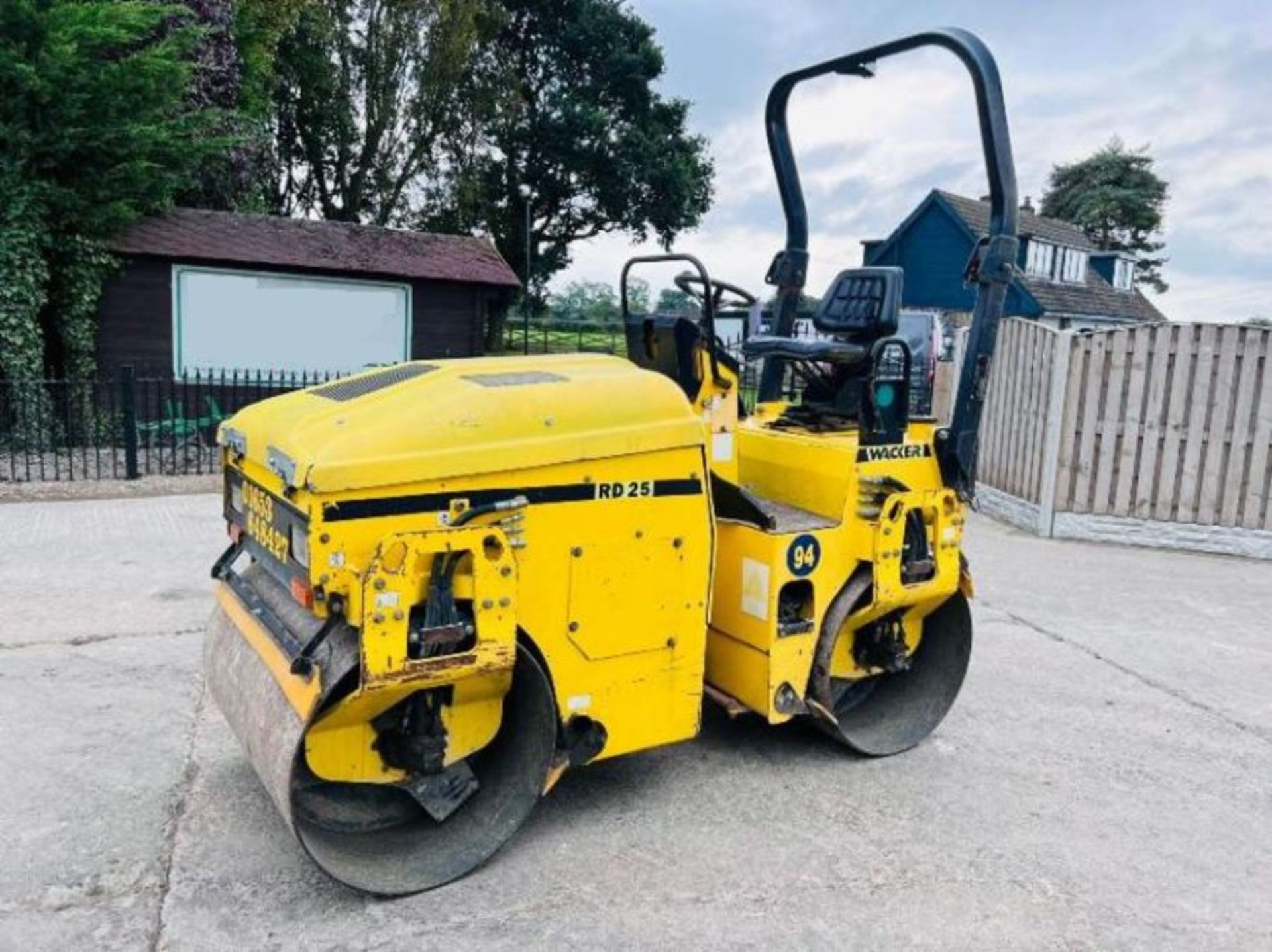 WACKER NEUSON RD25 DOUBLE DRUM ROLLER C/W ROLE BAR & HATZ ENGINE - Image 11 of 13