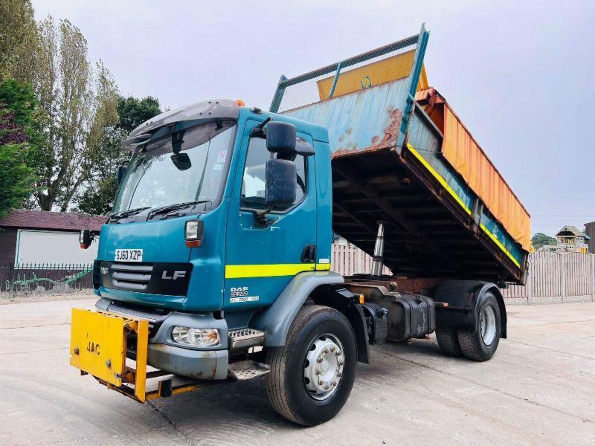 DAF 55.220 4X2 THREE WAY TIPPER C/W CUTHBERTSON DE-MOUNT SPREADER - Image 18 of 19