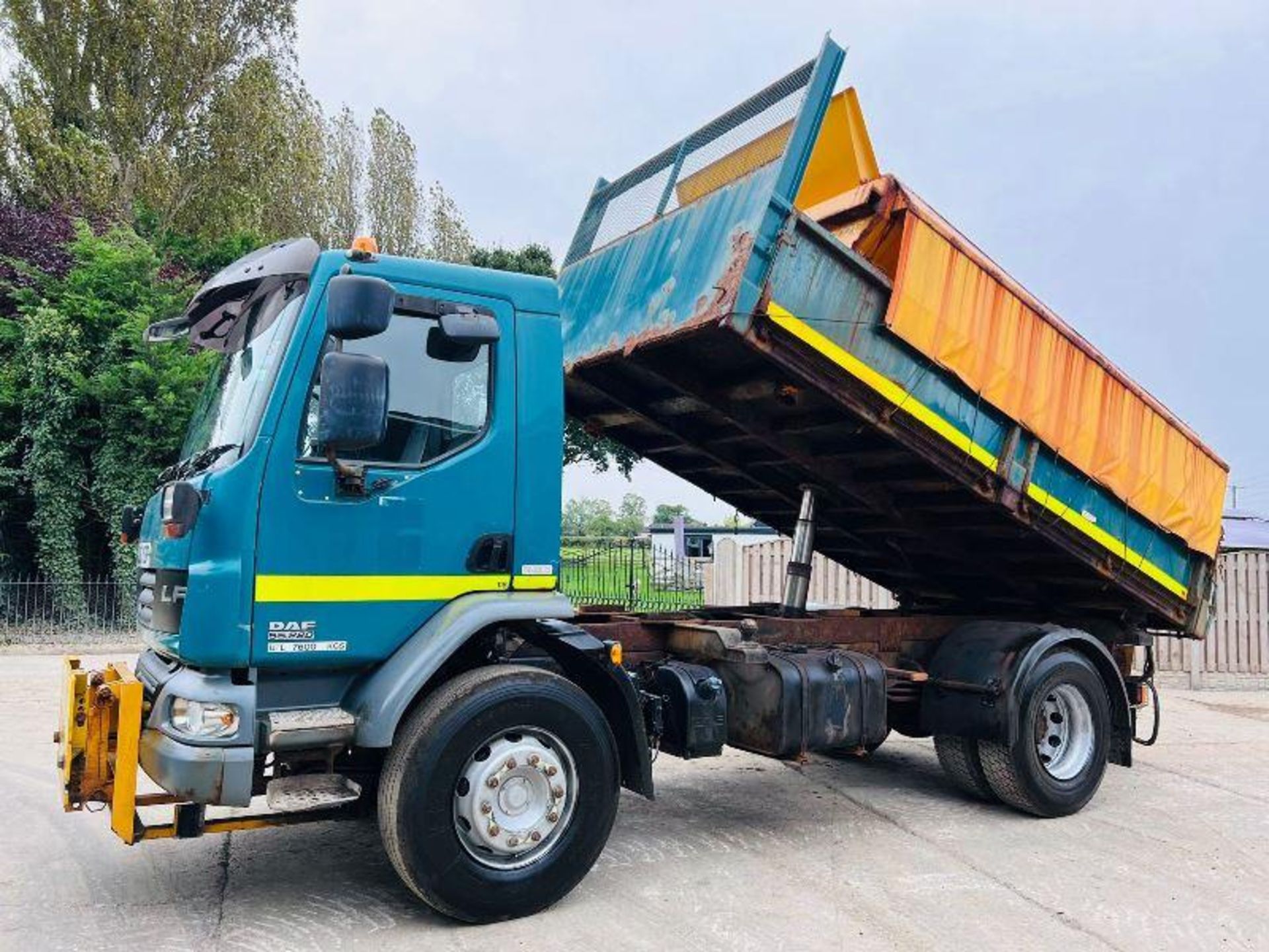 DAF 55.220 4X2 THREE WAY TIPPER C/W CUTHBERTSON DE-MOUNT SPREADER - Image 12 of 19