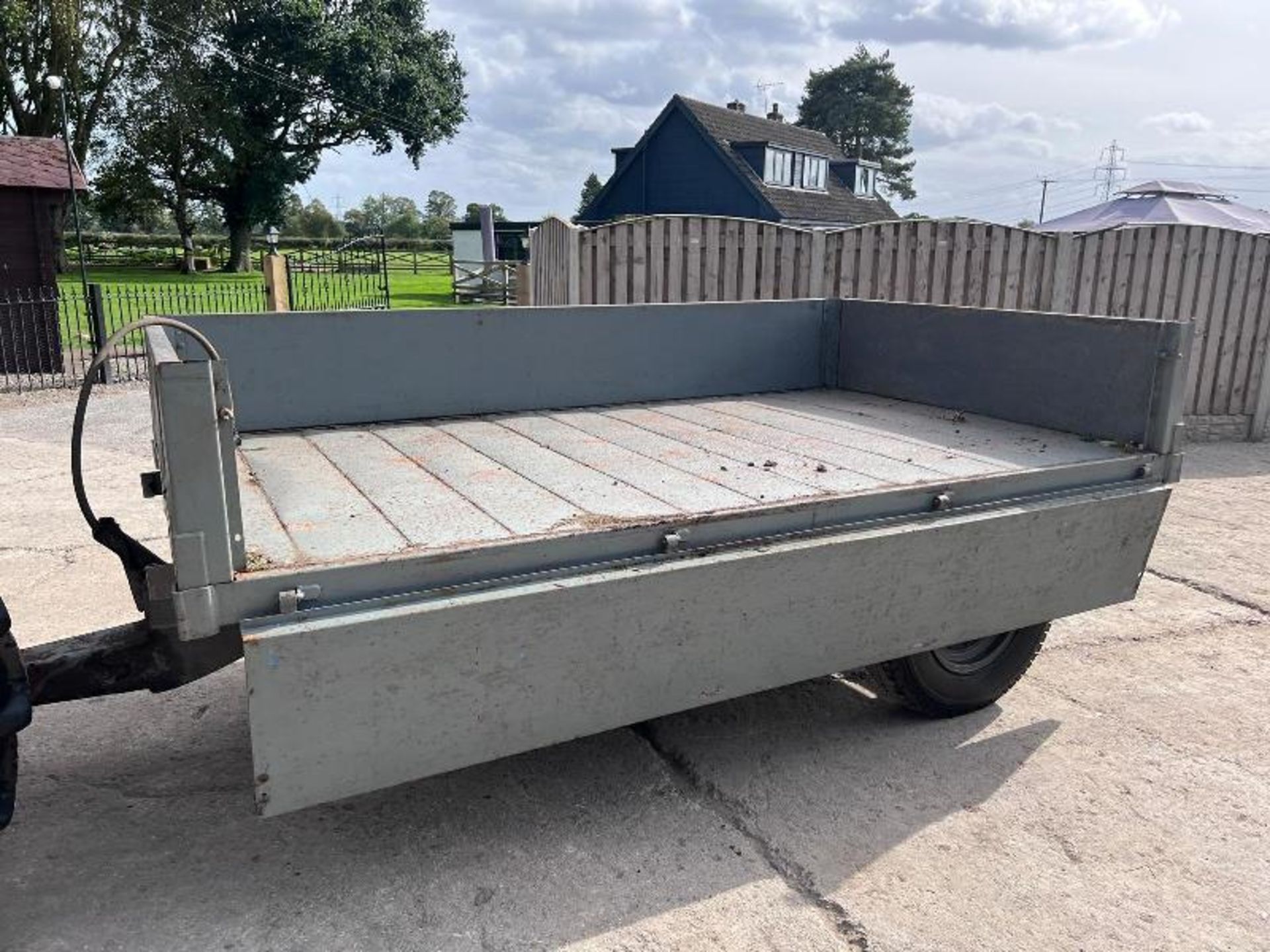 GREY FERGUSON DIESEL 2WD TRACTOR C/W FRONT LOADER, BUCKET & TIPPING TRAILER - Image 8 of 19