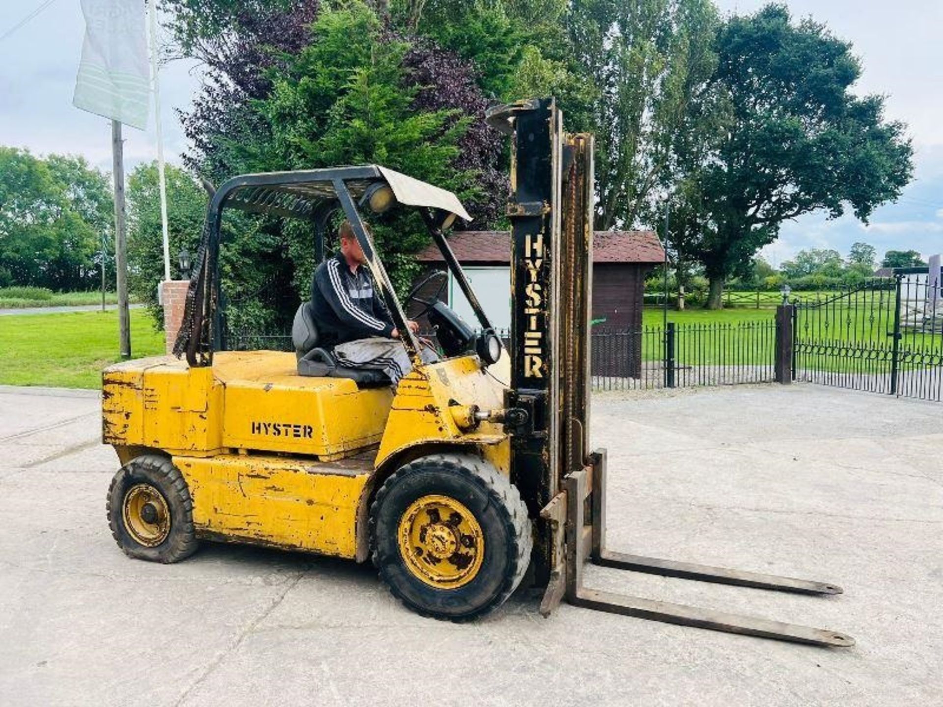 HYSTER DIESEL FORKLIFT C/W 2 STAGE MAST