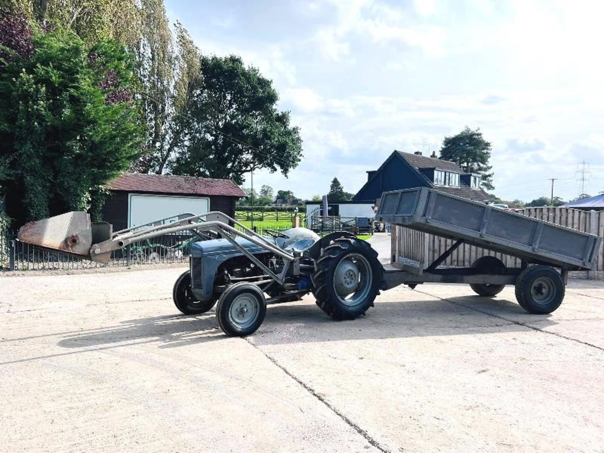 GREY FERGUSON DIESEL 2WD TRACTOR C/W FRONT LOADER, BUCKET & TIPPING TRAILER - Image 16 of 19