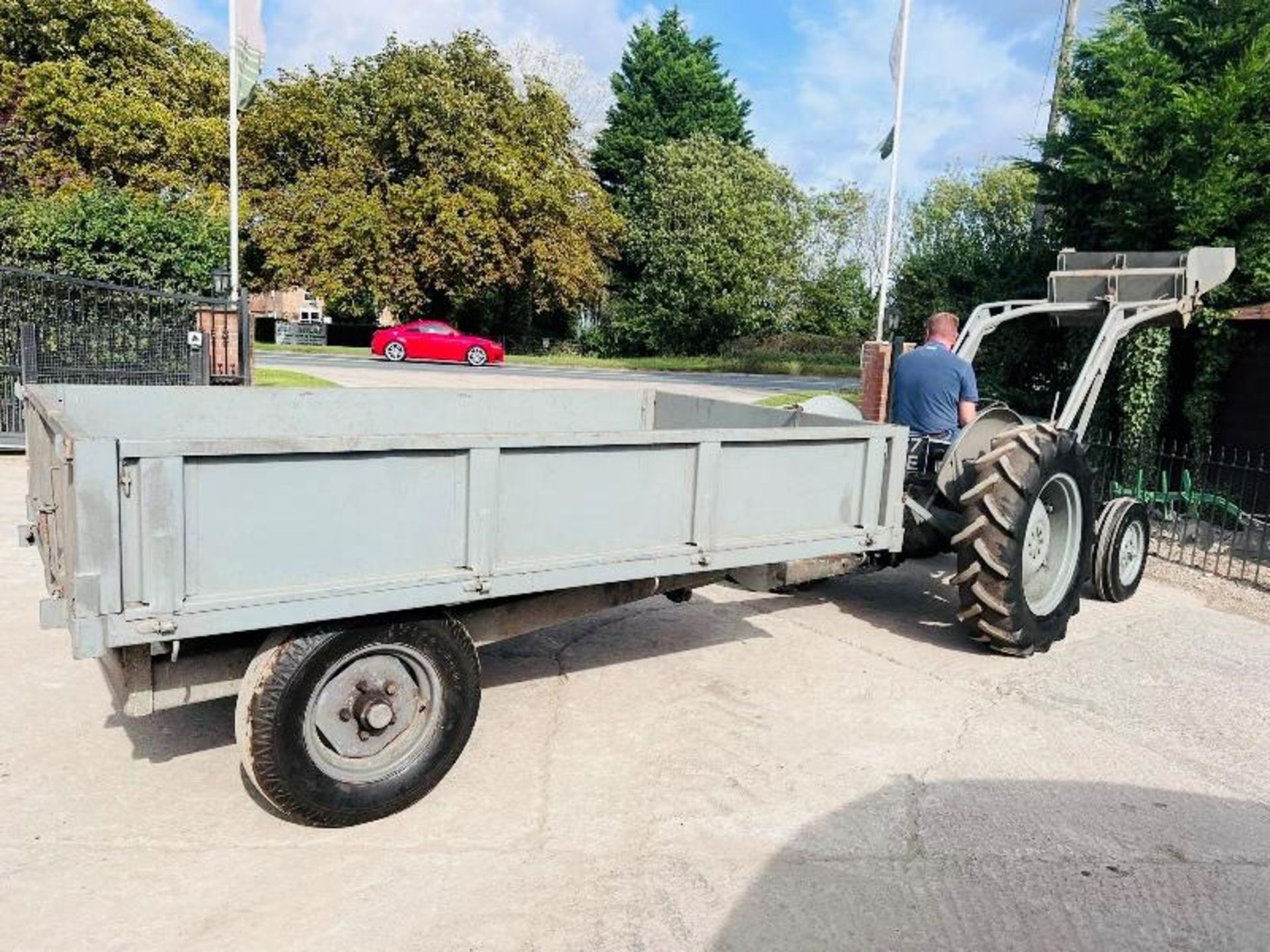 GREY FERGUSON DIESEL 2WD TRACTOR C/W FRONT LOADER, BUCKET & TIPPING TRAILER - Image 5 of 19