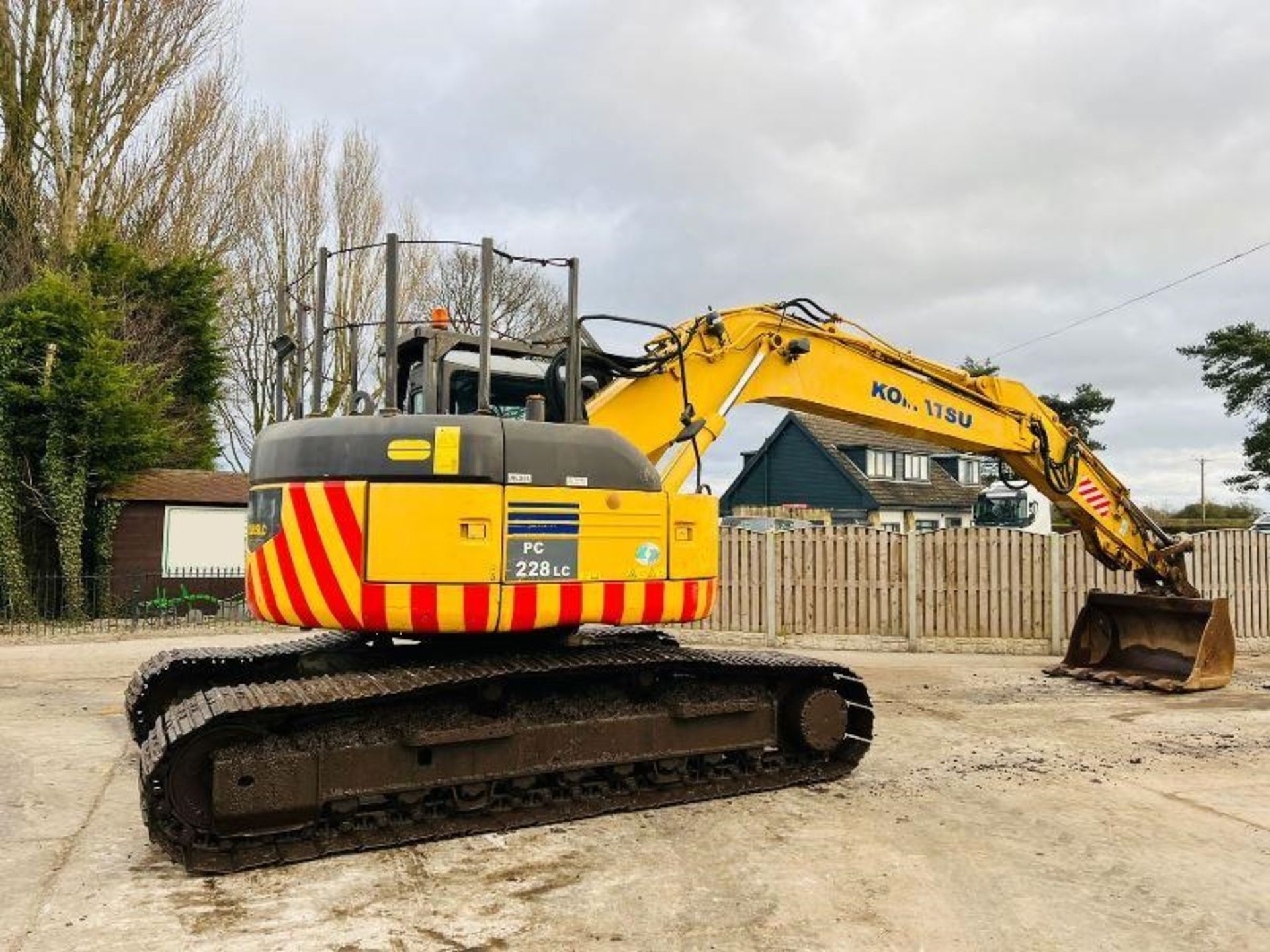 KOMATSU PC228USLC-3 EXCAVATOR * ZERO SWING * C/W DEMOLITION GARUDS - Image 3 of 15