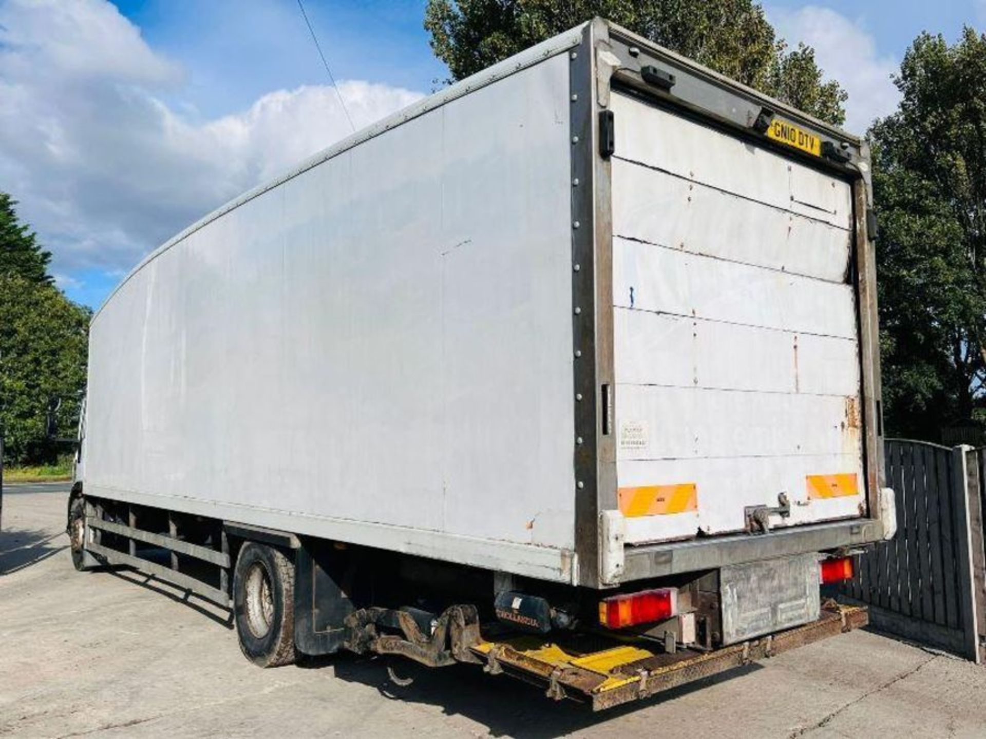 IVECO 180E25 E5 EUROCARGO 18 TON BOX TRUCK *YEAR 2010* C/W REAR TAIL LIFT - Image 21 of 32