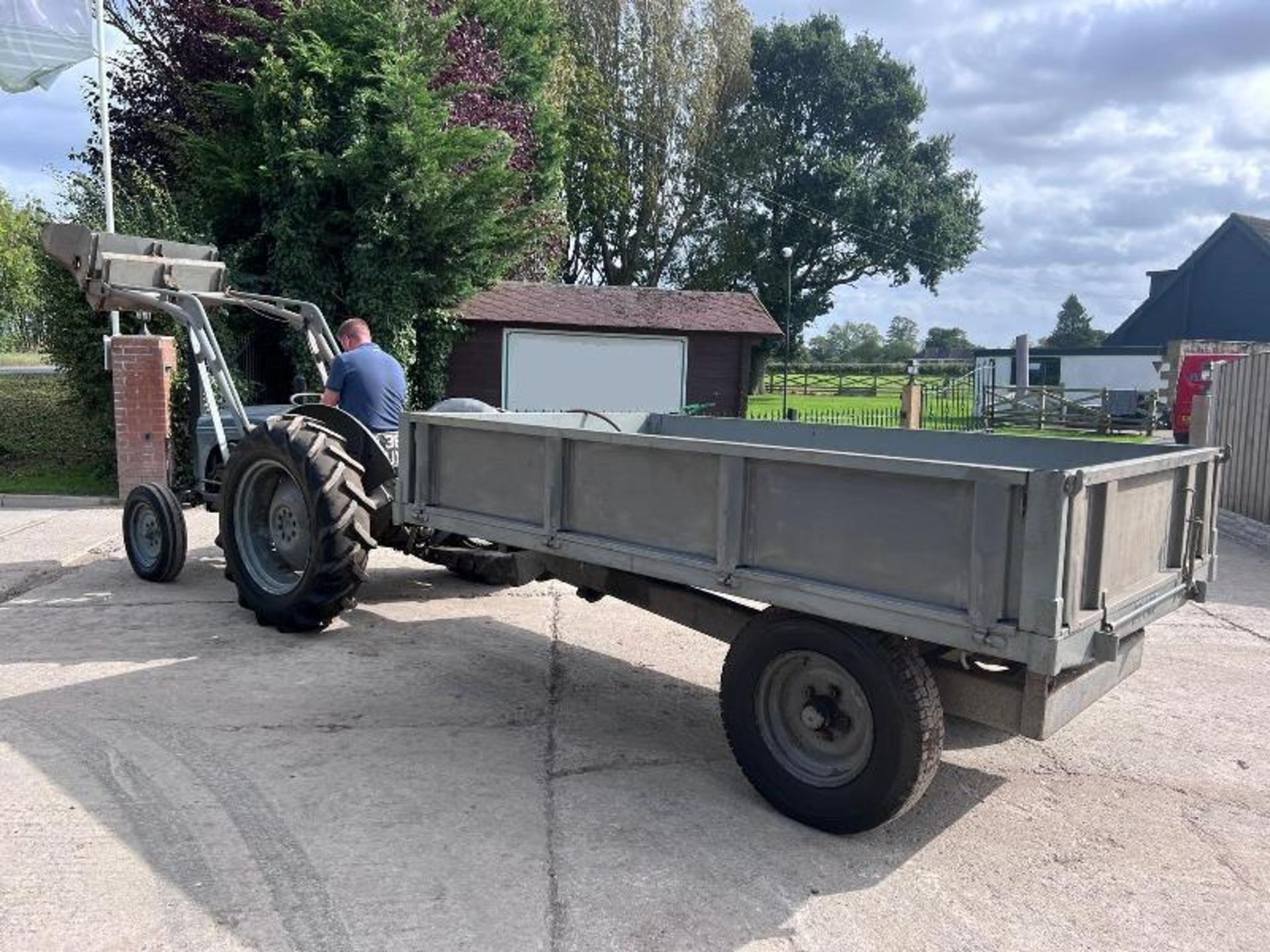 GREY FERGUSON DIESEL 2WD TRACTOR C/W FRONT LOADER, BUCKET & TIPPING TRAILER - Image 17 of 19