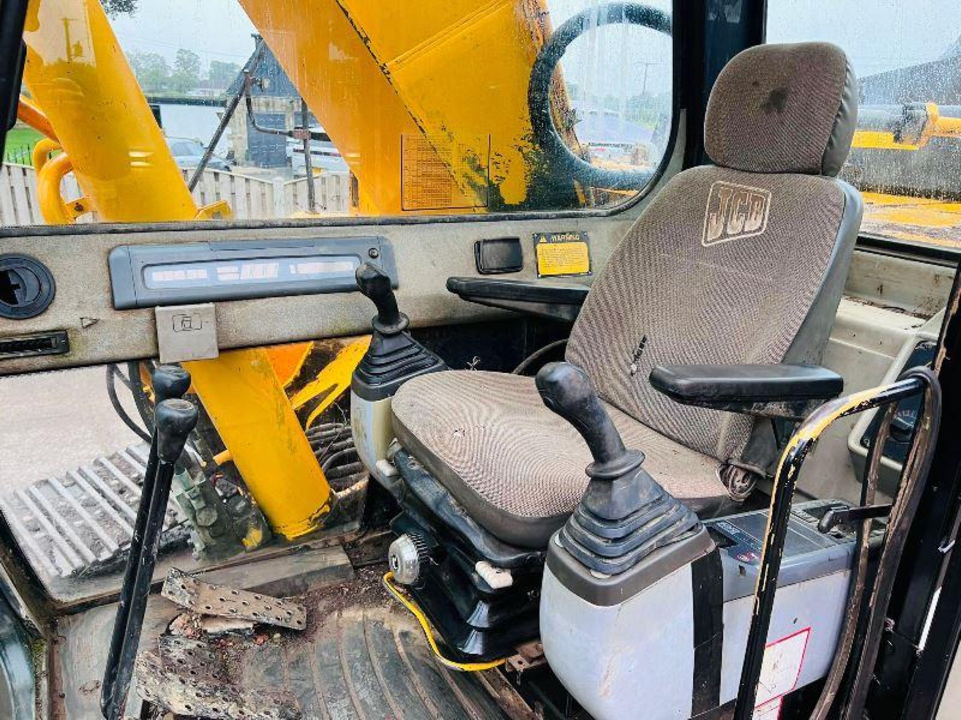 JCB JS330 TRACKED EXCAVATOR C/W QUICK HITCH AND BUCKET - Image 7 of 16