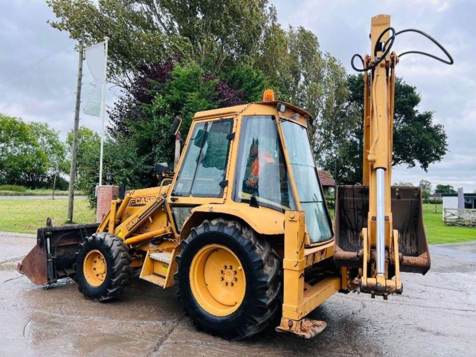 CASE 580SK 4WD BACKHOE DIGGER C/W EXTENDING DIG - Image 9 of 17