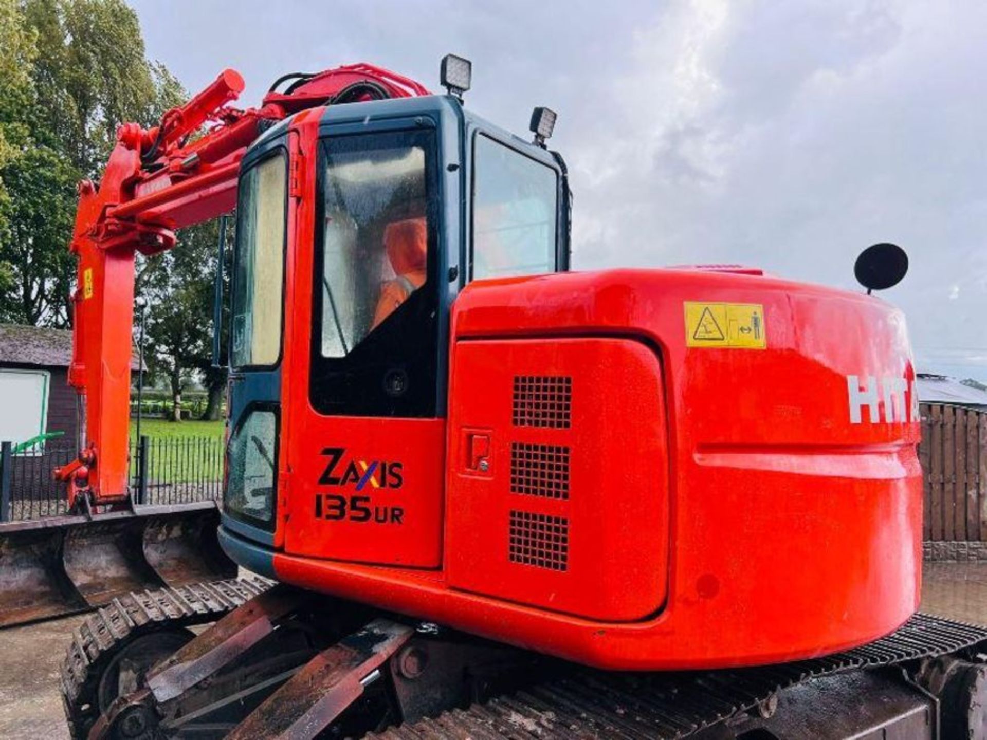 HITACHI ZAXIS 135UR TRACKED EXCAVATOR C/W FRONT BLADE - Image 11 of 17