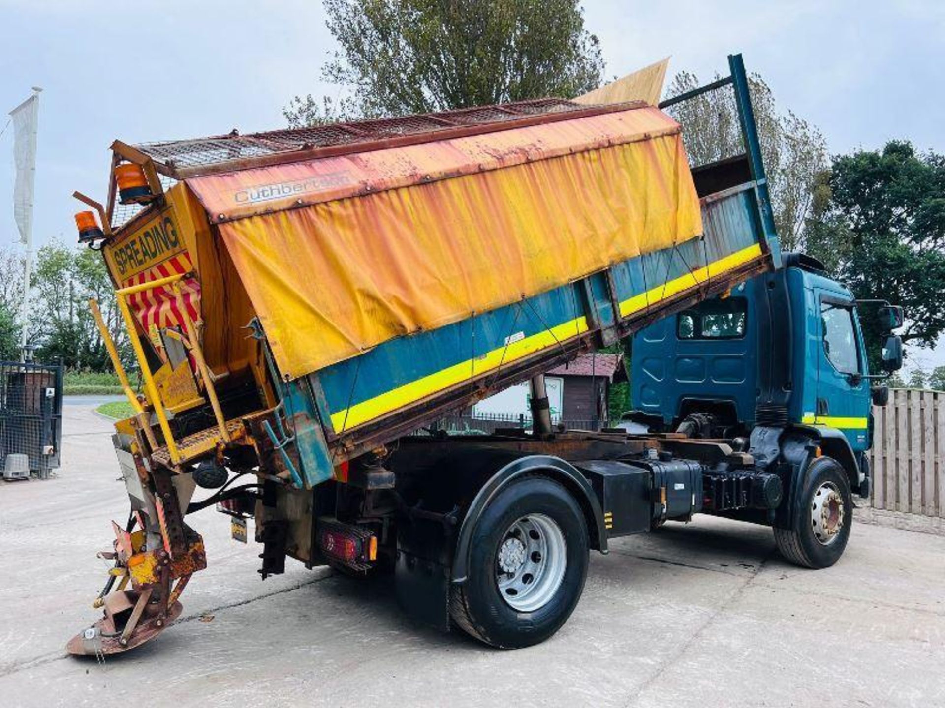 DAF 55.220 4X2 THREE WAY TIPPER C/W CUTHBERTSON DE-MOUNT SPREADER - Image 17 of 19