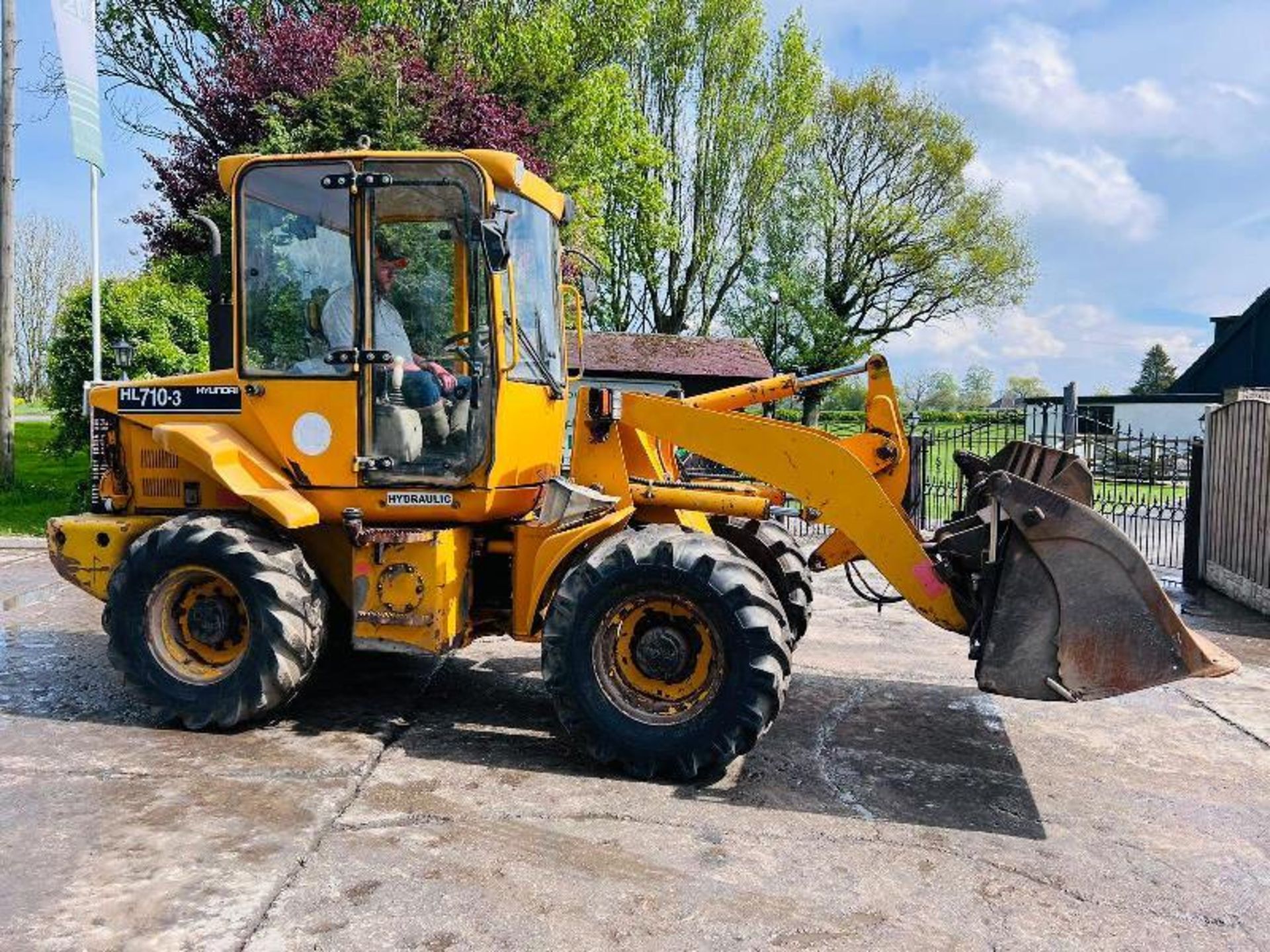 HYUNDIA HL710-3 4WD LOADING SHOVEL C/W THREE IN ONE BUCKET - Image 3 of 15