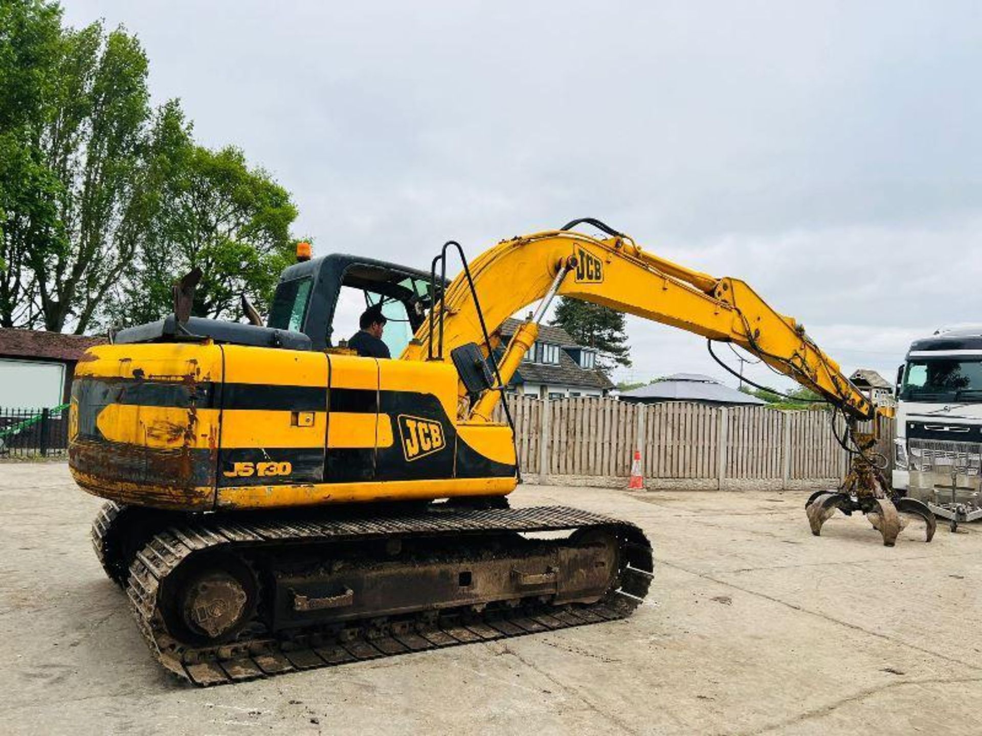 JCB JS130 TRACKED EXCAVATOR C/W 5 TINE SCRAP GRAB - Image 4 of 13