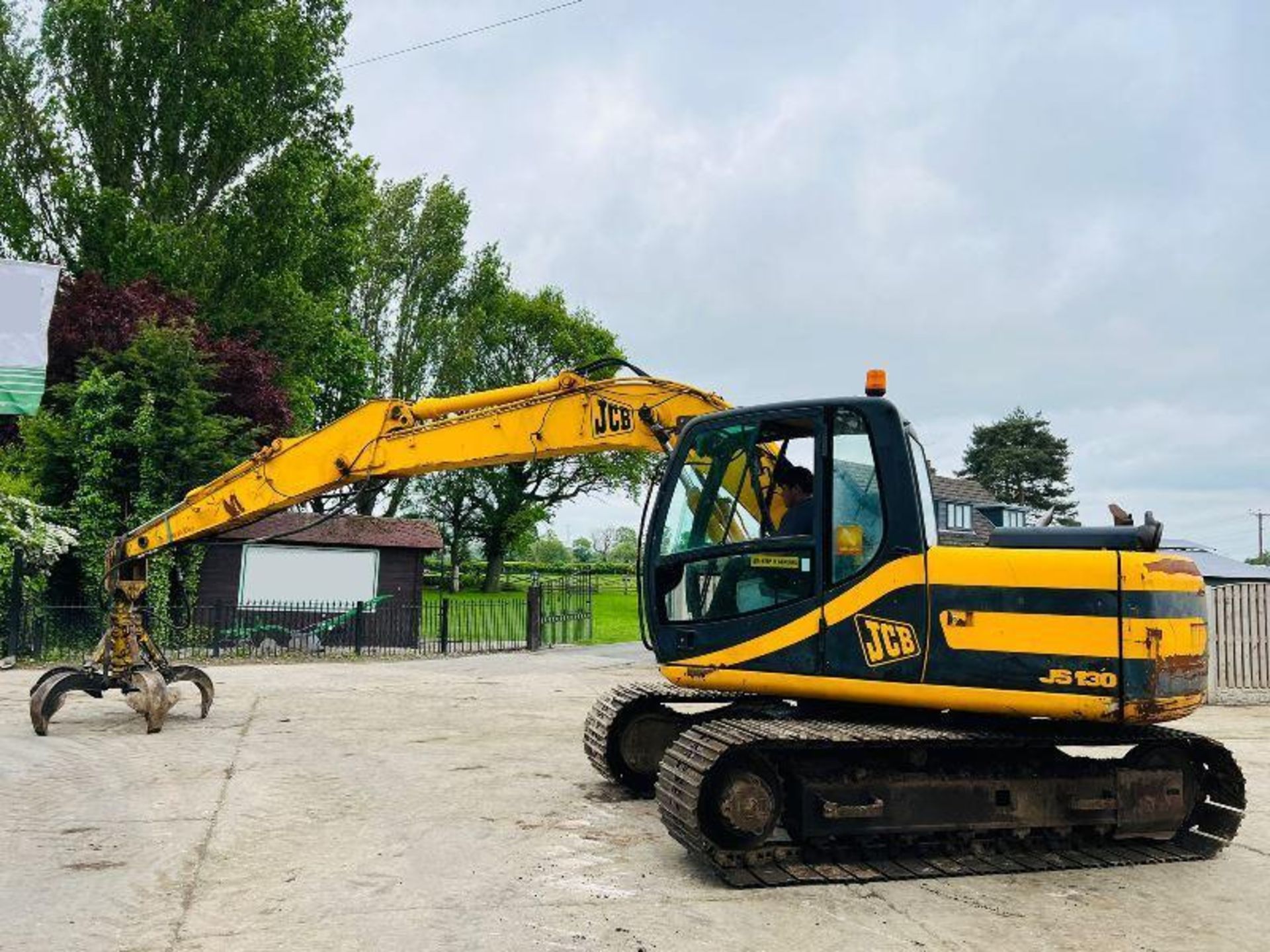 JCB JS130 TRACKED EXCAVATOR C/W 5 TINE SCRAP GRAB - Image 5 of 13