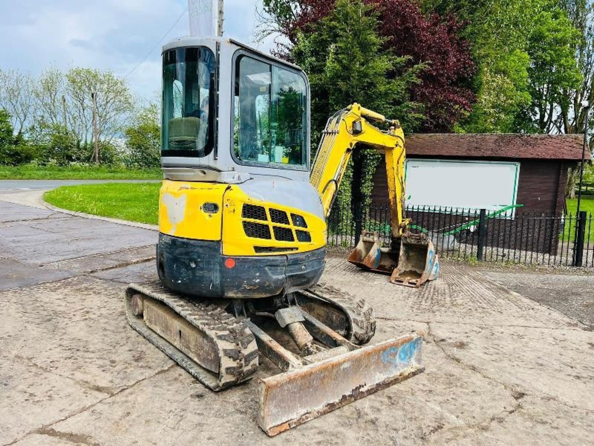 NEW HOLLAND E30-2C EXCAVATOR *ZERO SWING* C/W 3 X BUCKETS - Image 8 of 11