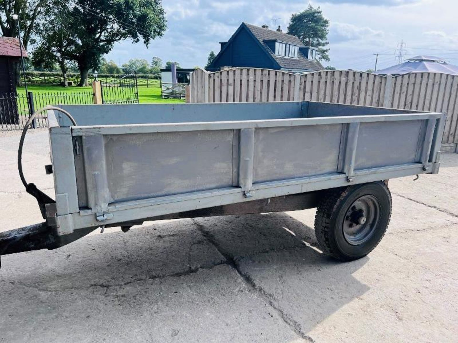 GREY FERGUSON DIESEL 2WD TRACTOR C/W FRONT LOADER, BUCKET & TIPPING TRAILER - Image 7 of 19