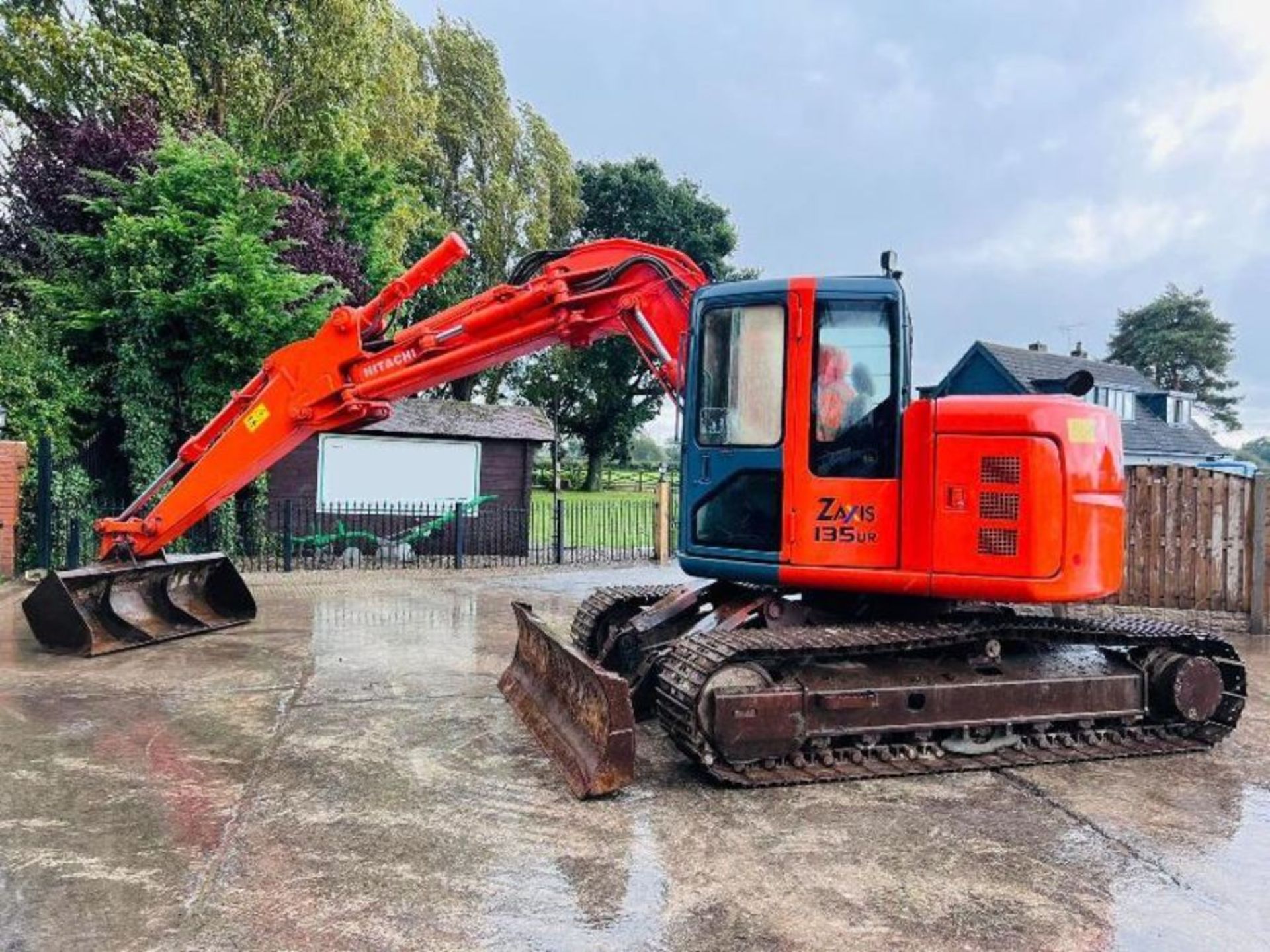 HITACHI ZAXIS 135UR TRACKED EXCAVATOR C/W FRONT BLADE