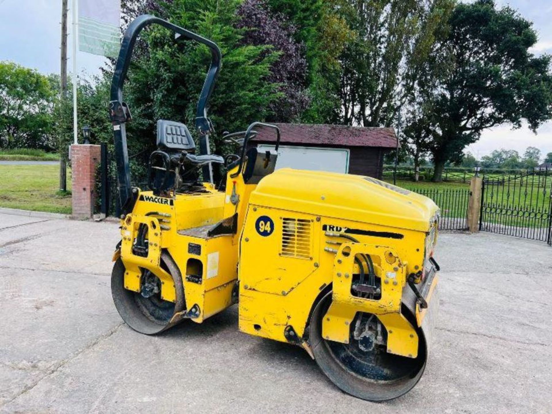 WACKER NEUSON RD25 DOUBLE DRUM ROLLER C/W ROLE BAR & HATZ ENGINE - Image 10 of 13