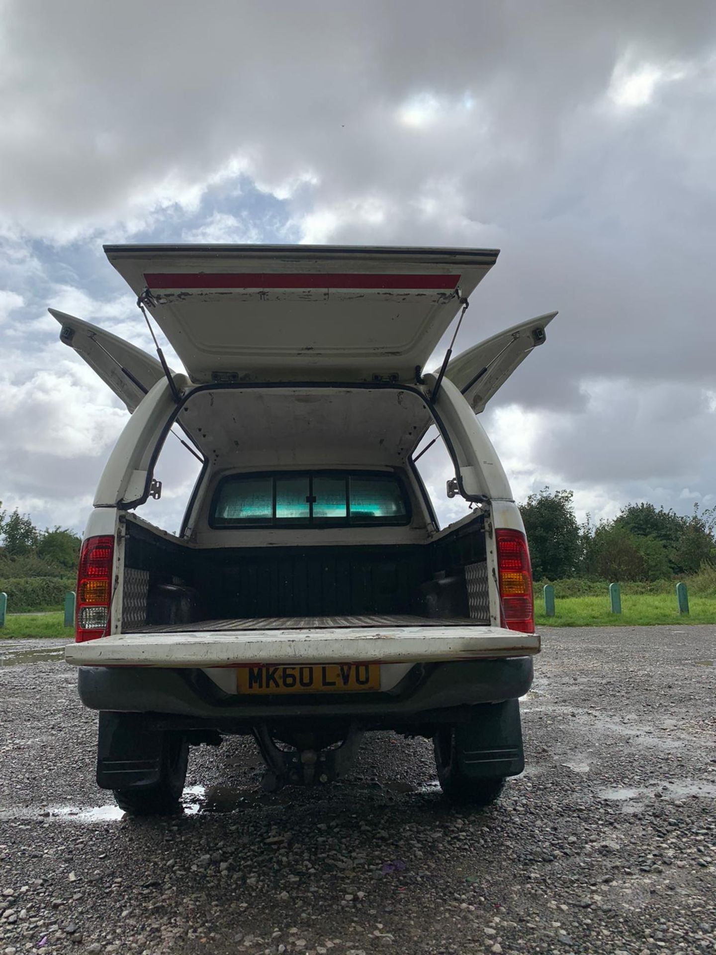 2010 TOYOTA HILUX 4X4 UTILITY - 2.5 DIESEL - 130,340 MILES - Image 3 of 13