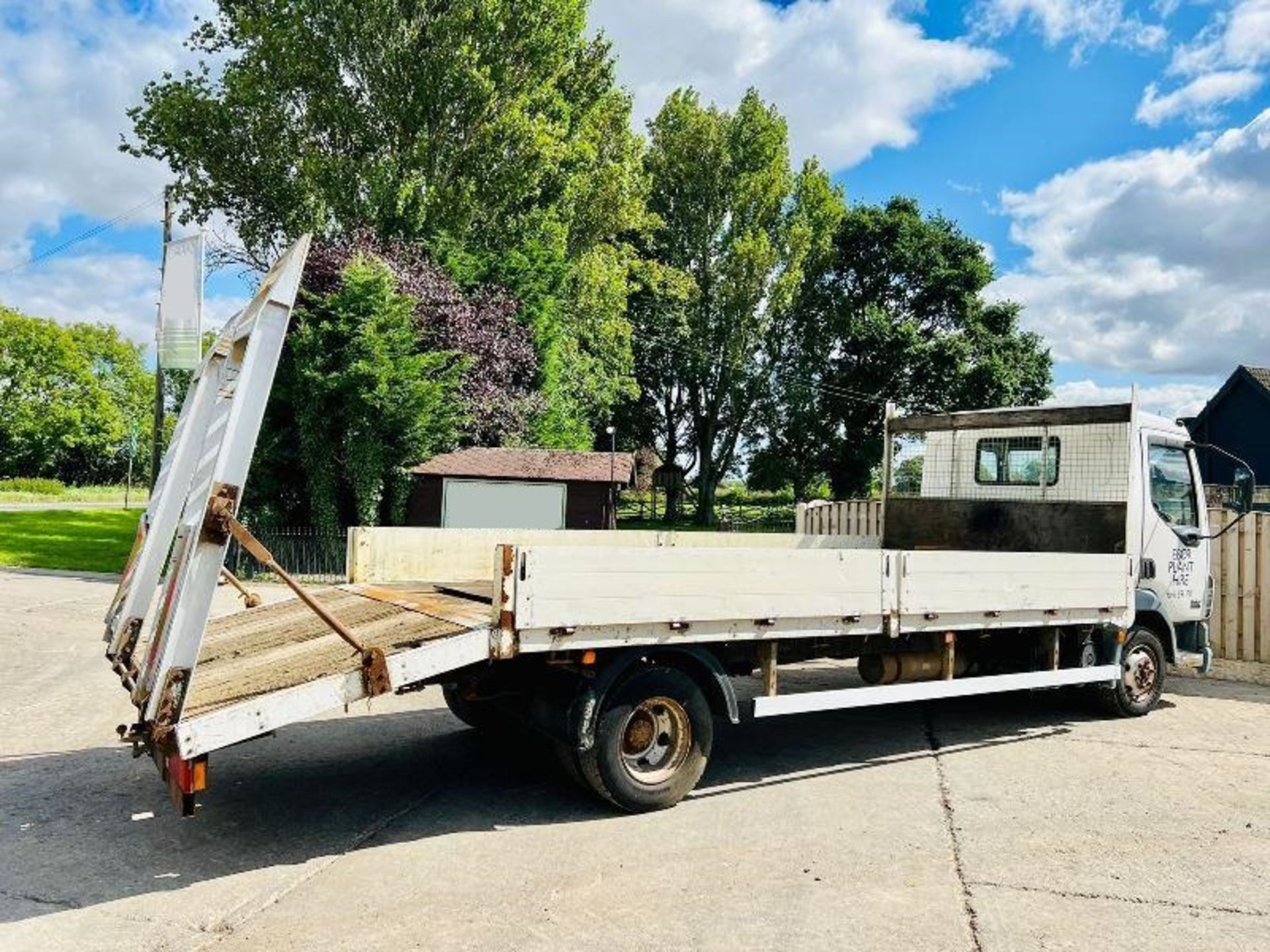 DAF 45.150 4X2 BEAVER TAIL LORRY C/W ALLOY RAMPS - Image 4 of 11