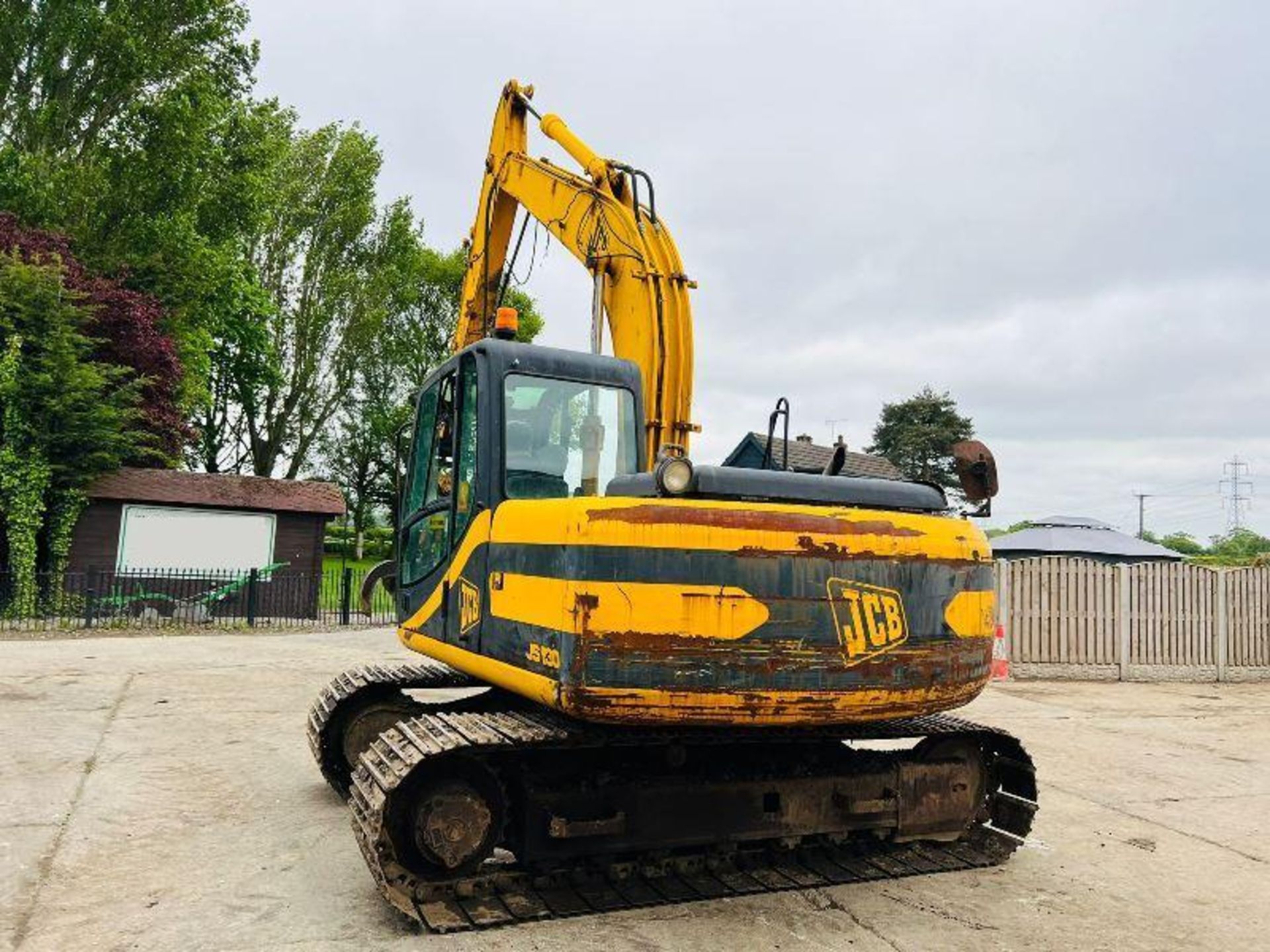 JCB JS130 TRACKED EXCAVATOR C/W 5 TINE SCRAP GRAB - Image 3 of 13