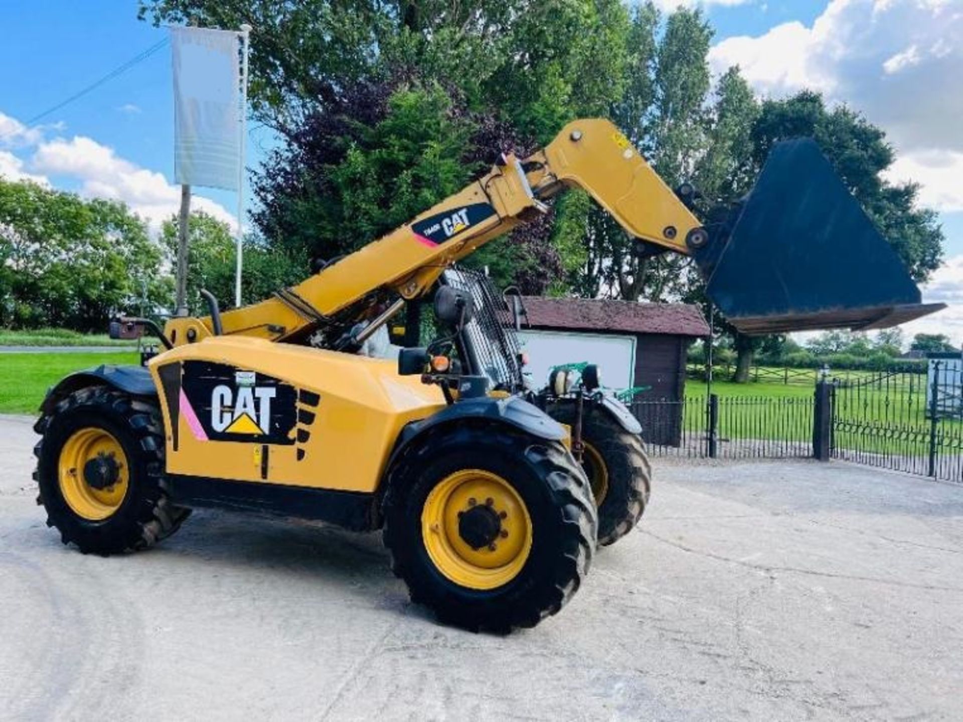 CATERPILLAR TH406AG 4WD TELEHANDLER *AG-SPEC , YEAR 2010* C/W BUCKET - Image 15 of 15