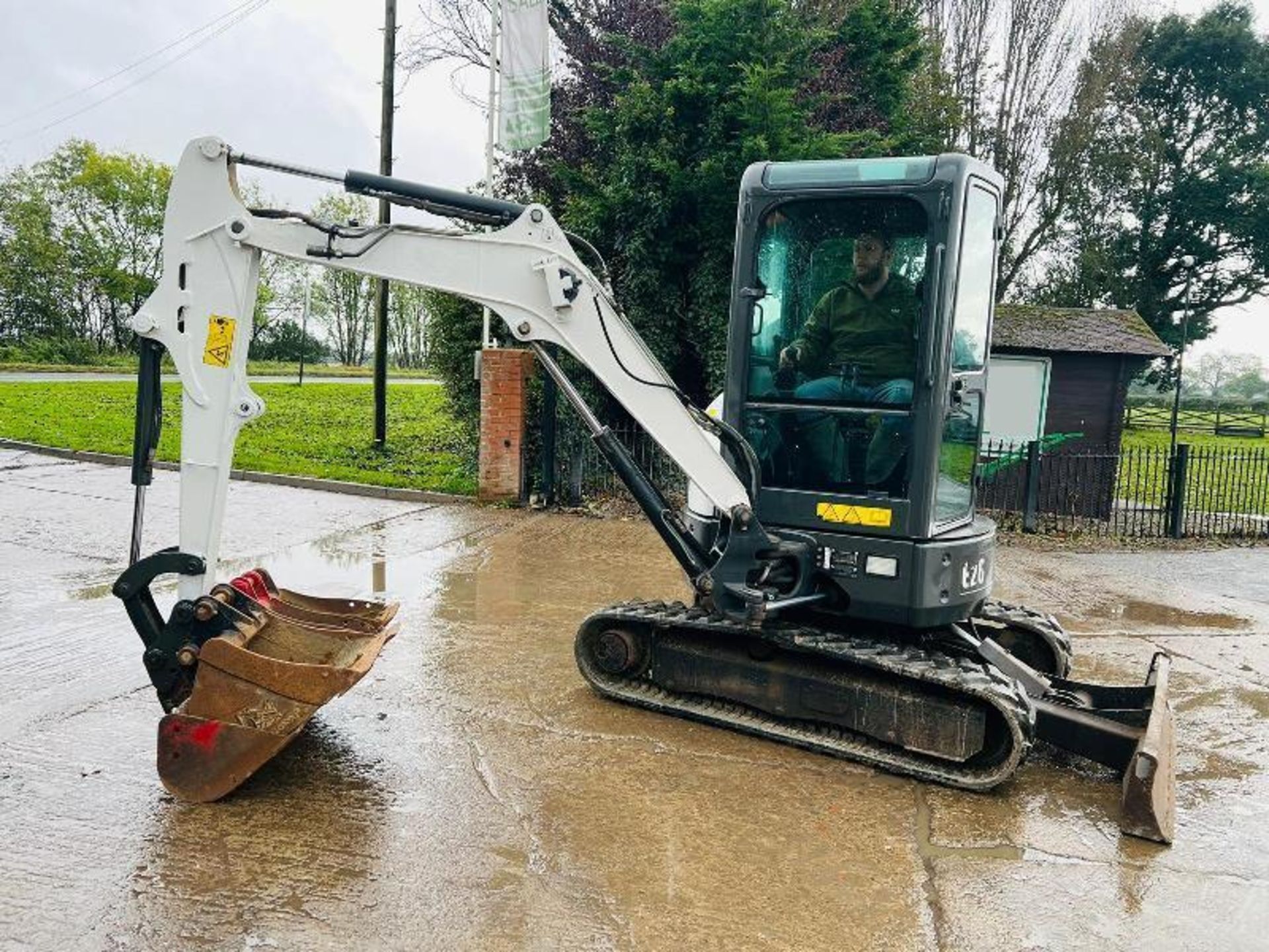 BOBCAT E26 EXCAVATOR *YEAR 2014, 3897 HOURS* C/W QUICK HITCH. - Image 2 of 15