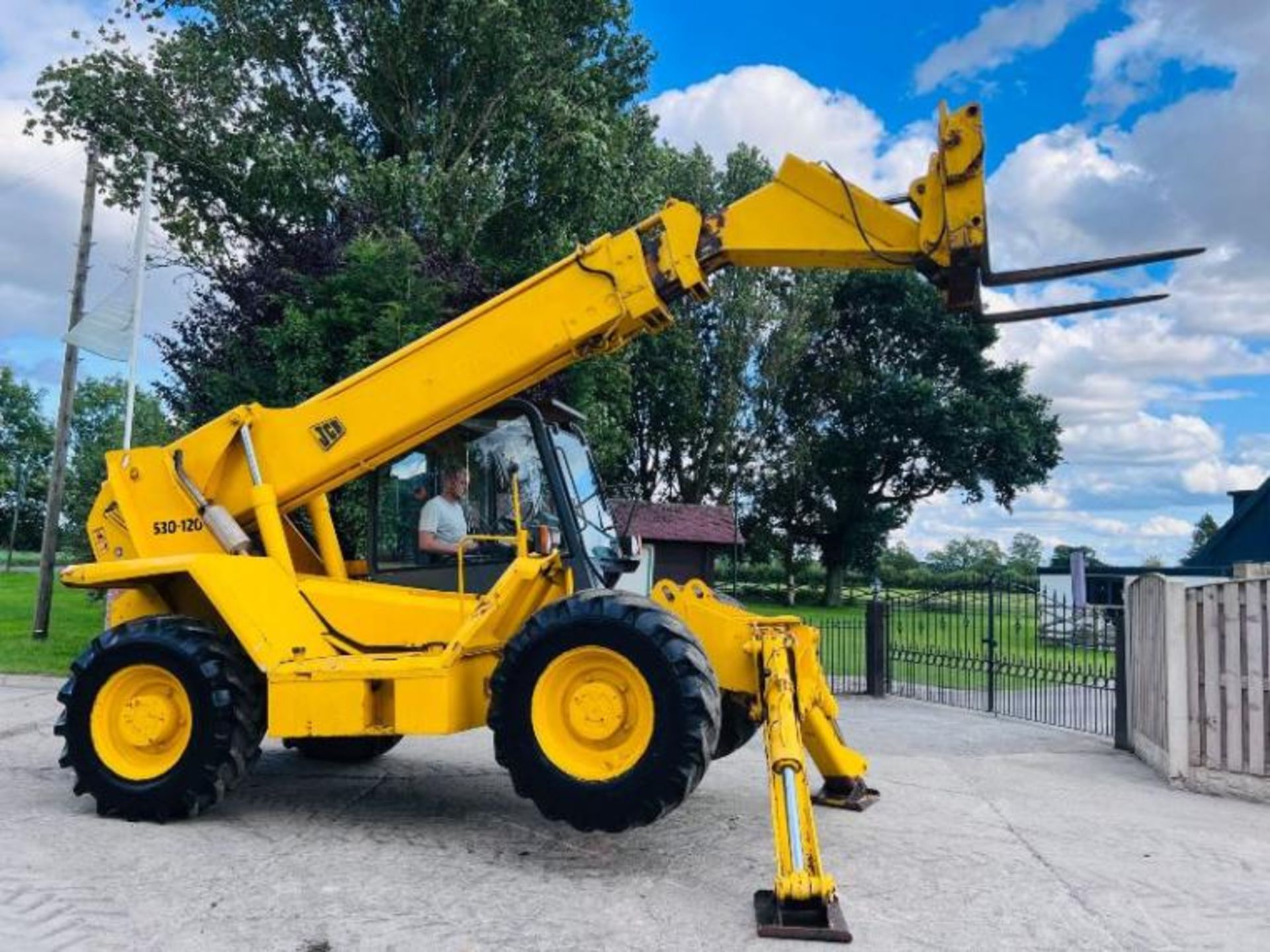 JCB 530-120 4WD TELEHANDLER *12 METERS* C/W PALLET TINES - Image 2 of 15