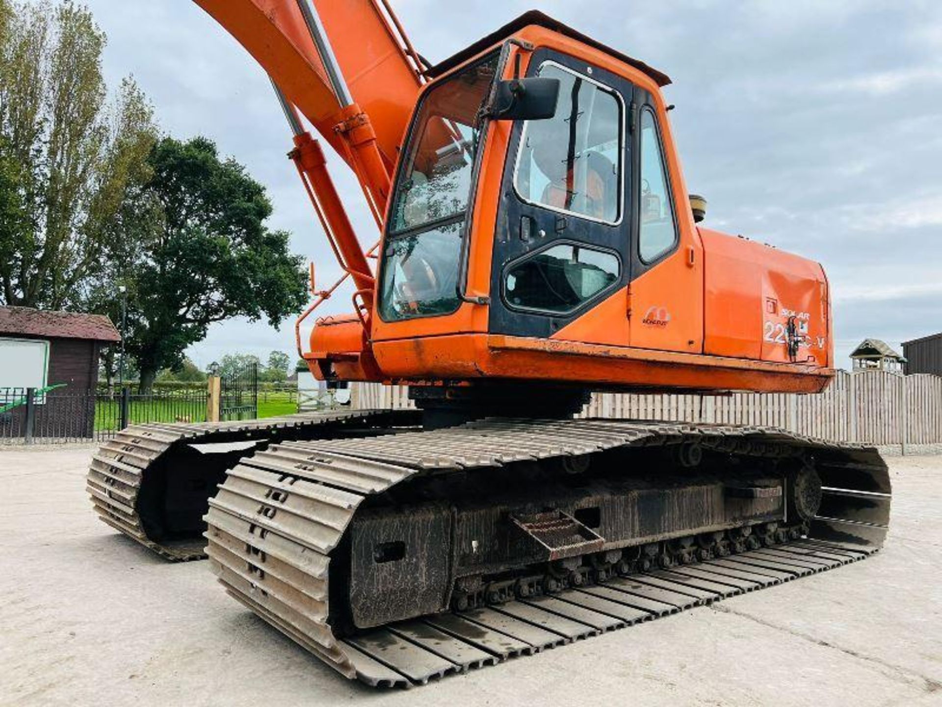 DAEWOO SOLAR 220LC-V EXCAVTOR C/W BOG MASTER TRACKS - Image 2 of 18