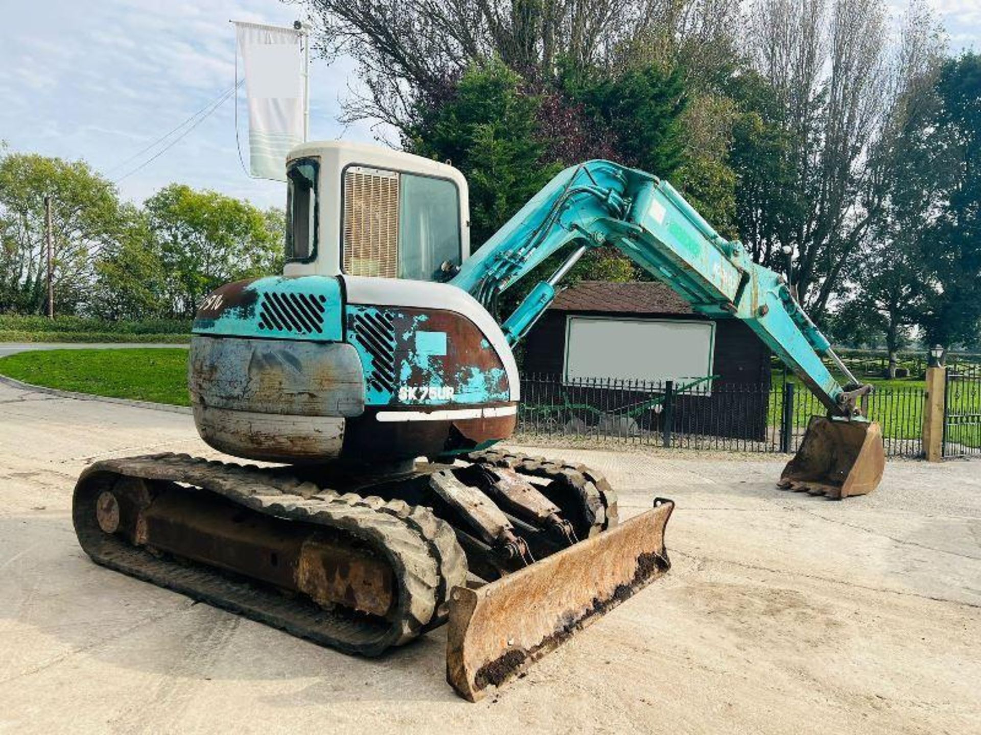 KOBELCO SK75UR TRACKED EXCAVATOR C/W FRONT BLADE AND RUBBER TRACKS - Image 12 of 12