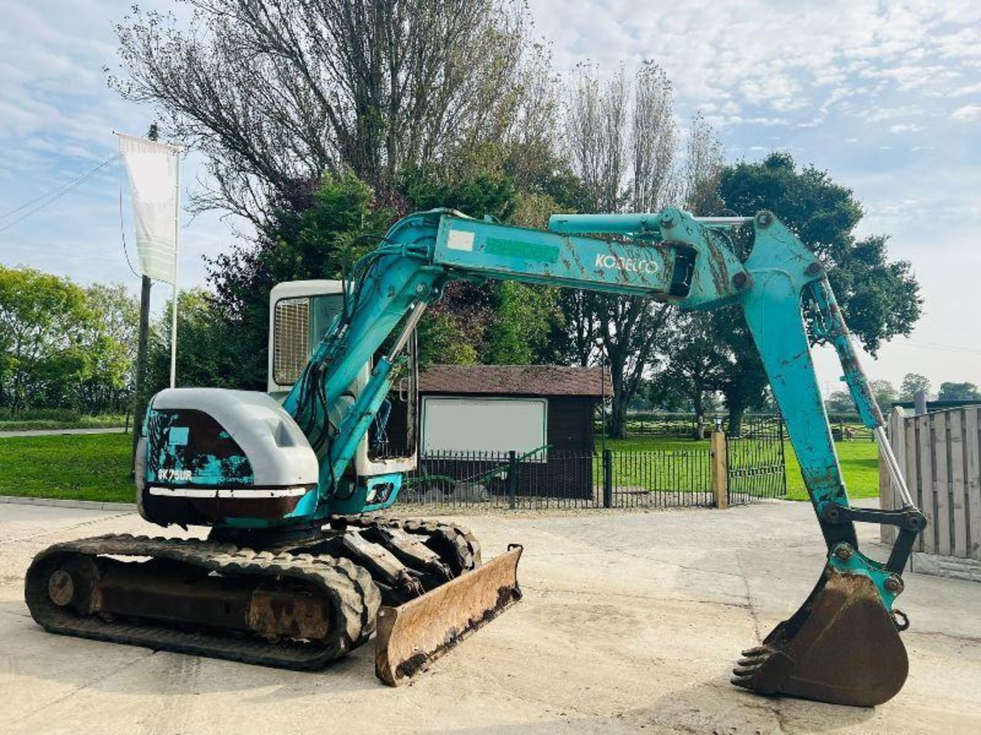KOBELCO SK75UR TRACKED EXCAVATOR C/W FRONT BLADE AND RUBBER TRACKS - Image 3 of 12