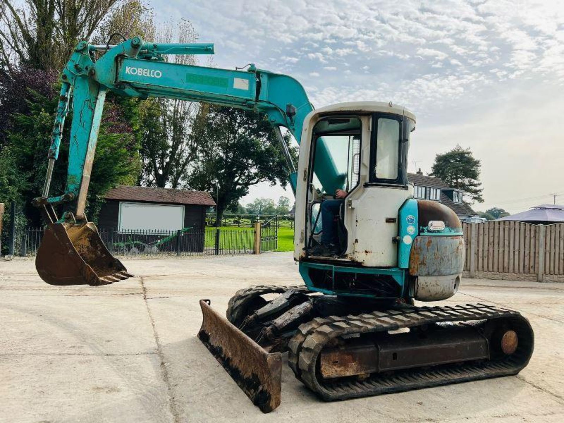 KOBELCO SK75UR TRACKED EXCAVATOR C/W FRONT BLADE AND RUBBER TRACKS