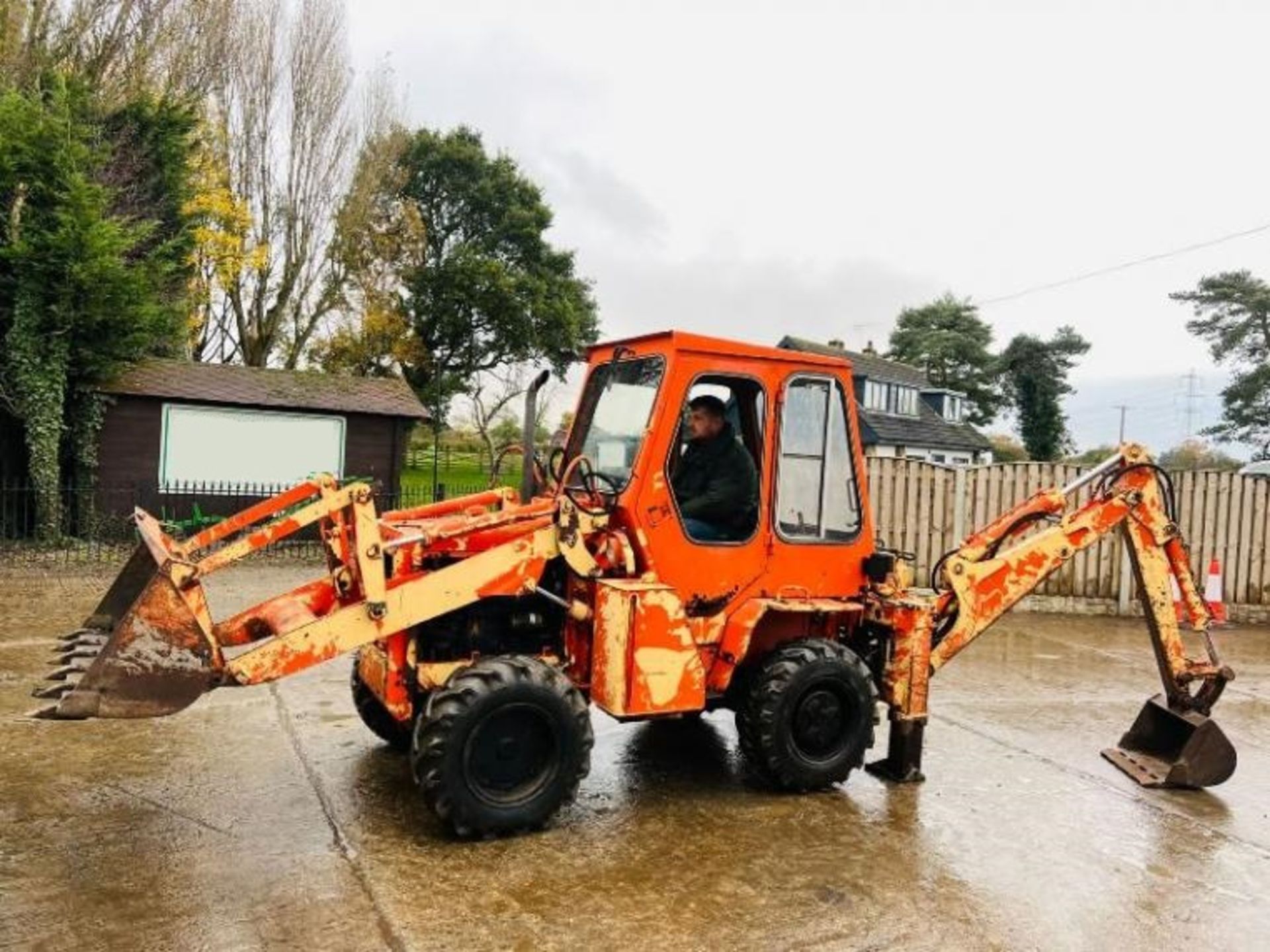 KUBOTA RW25 4WD BACKHOE DIGGER C/W KUBOTA ENGINE - Image 2 of 14