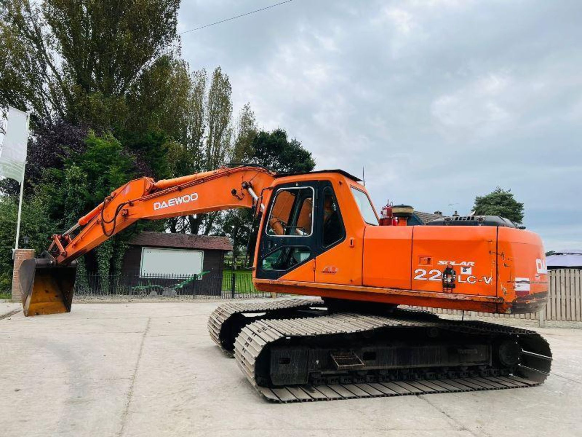 DAEWOO SOLAR 220LC-V EXCAVTOR C/W BOG MASTER TRACKS - Image 3 of 18