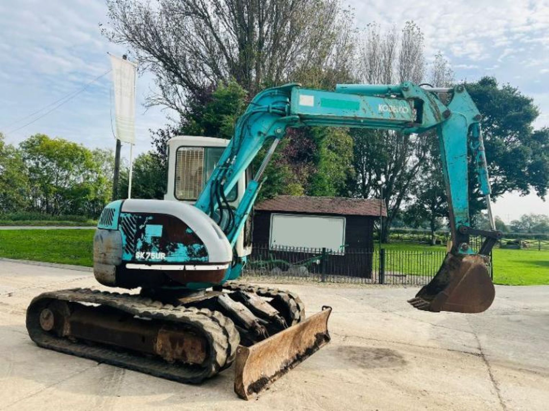 KOBELCO SK75UR TRACKED EXCAVATOR C/W FRONT BLADE AND RUBBER TRACKS - Image 9 of 12