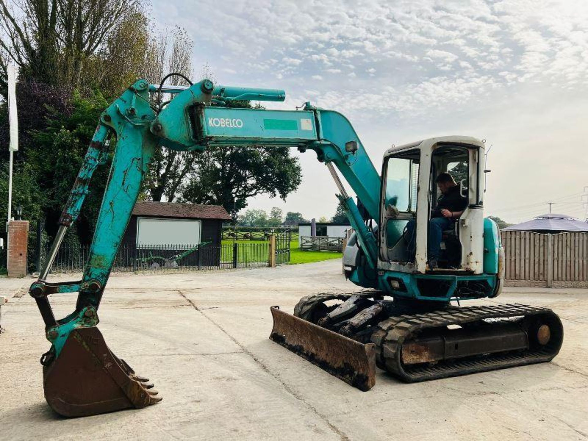 KOBELCO SK75UR TRACKED EXCAVATOR C/W FRONT BLADE AND RUBBER TRACKS - Image 2 of 12
