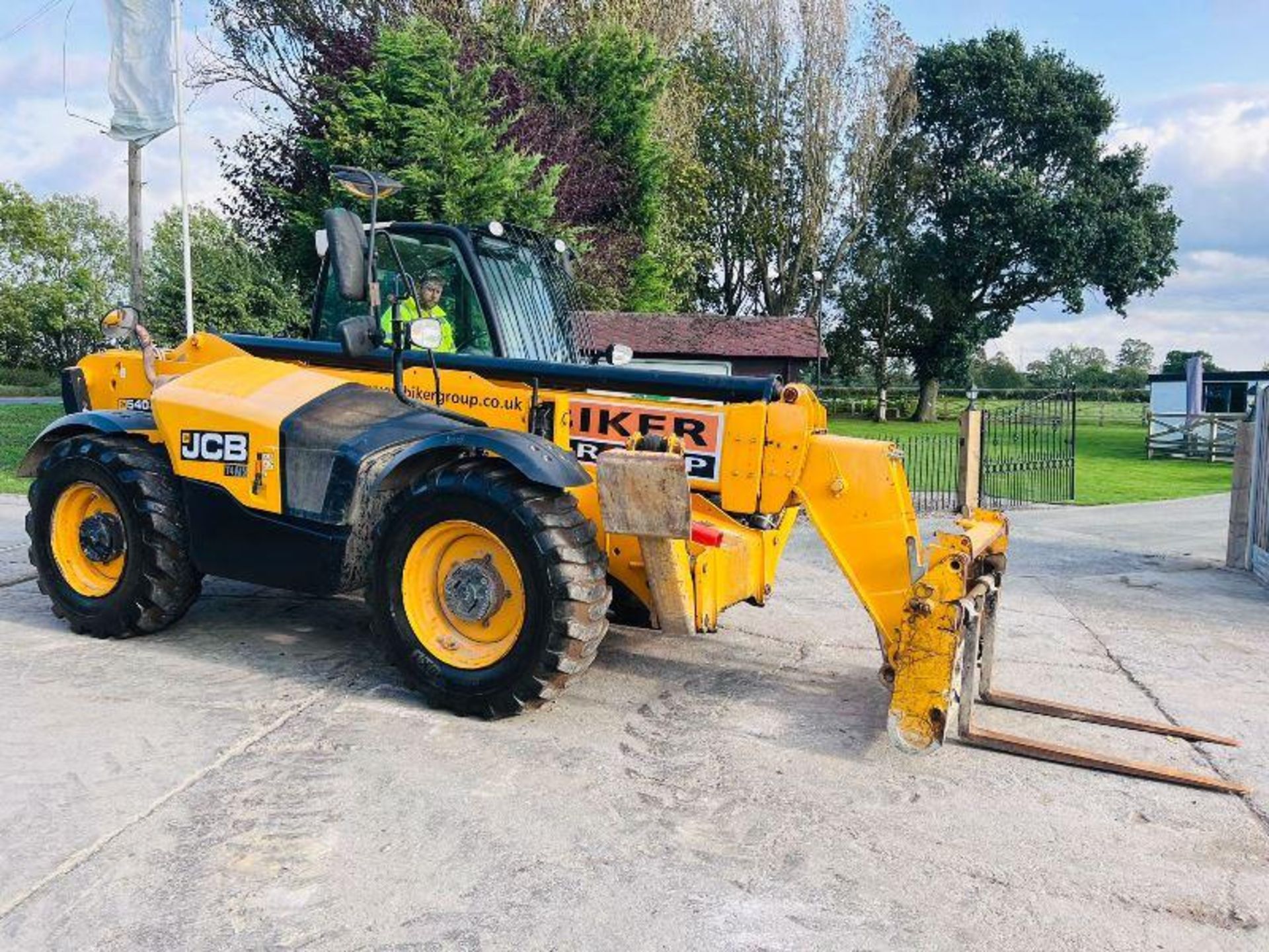 JCB 540-140 HI VIZ 4WD TELEHANDLER *YEAR 2017, 14 METER REACH* C/W PALLET TINES.