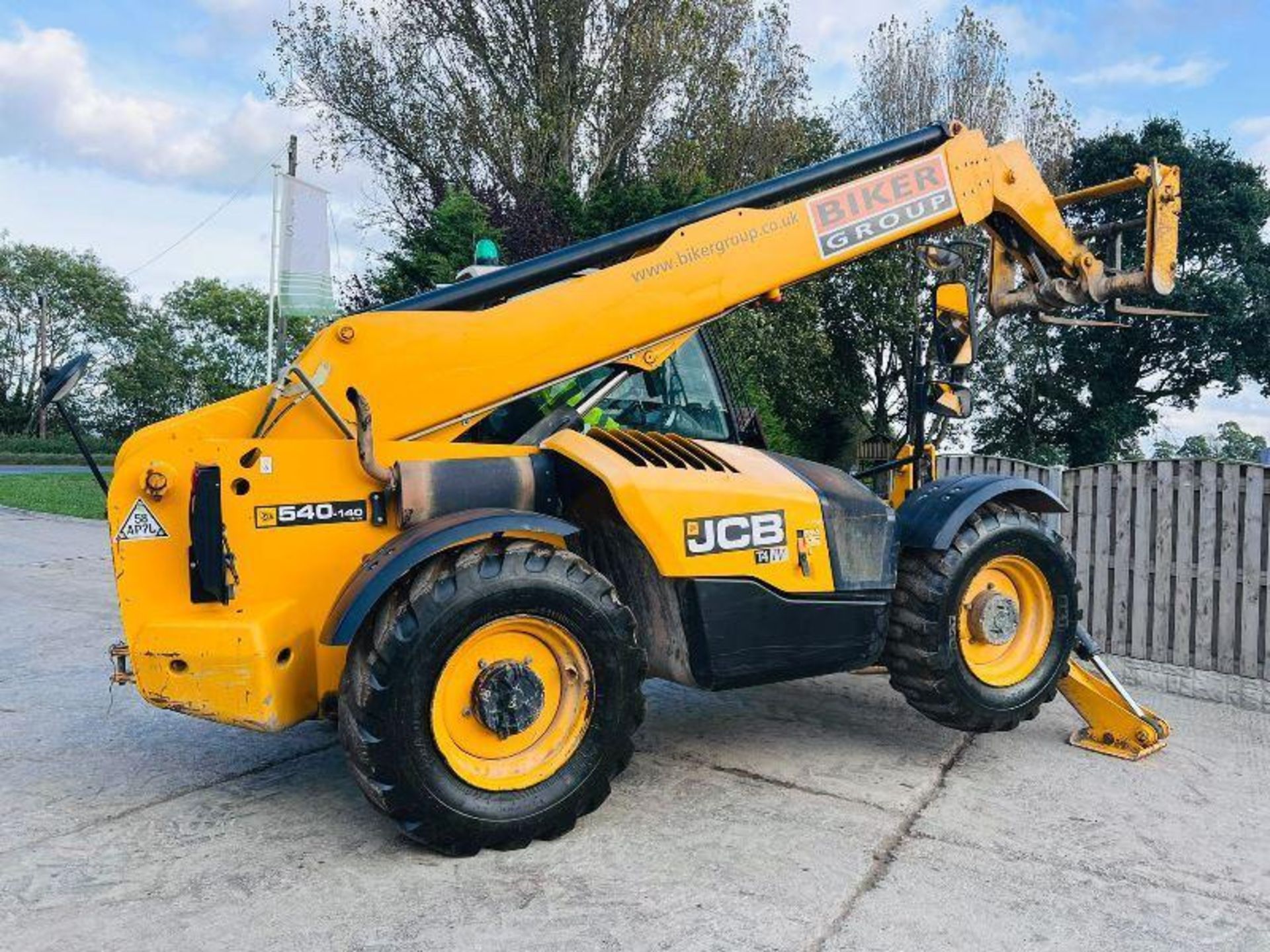 JCB 540-140 HI VIZ 4WD TELEHANDLER *YEAR 2017, 14 METER REACH* C/W PALLET TINES. - Image 3 of 15