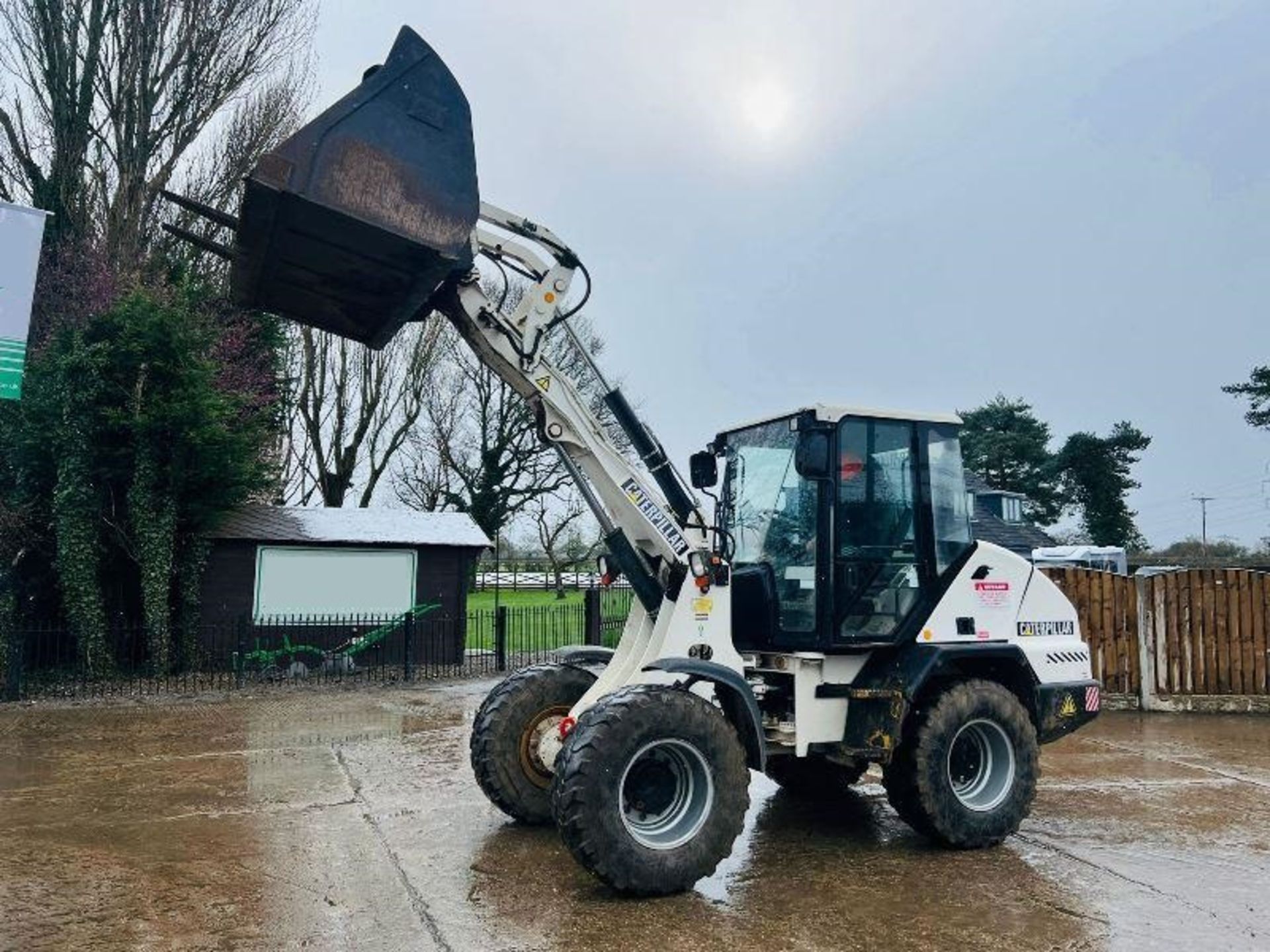 CATERPILLAR 908 4WD LOADING SHOVEL C/W BUCKET & PALLET TINES - Bild 3 aus 13