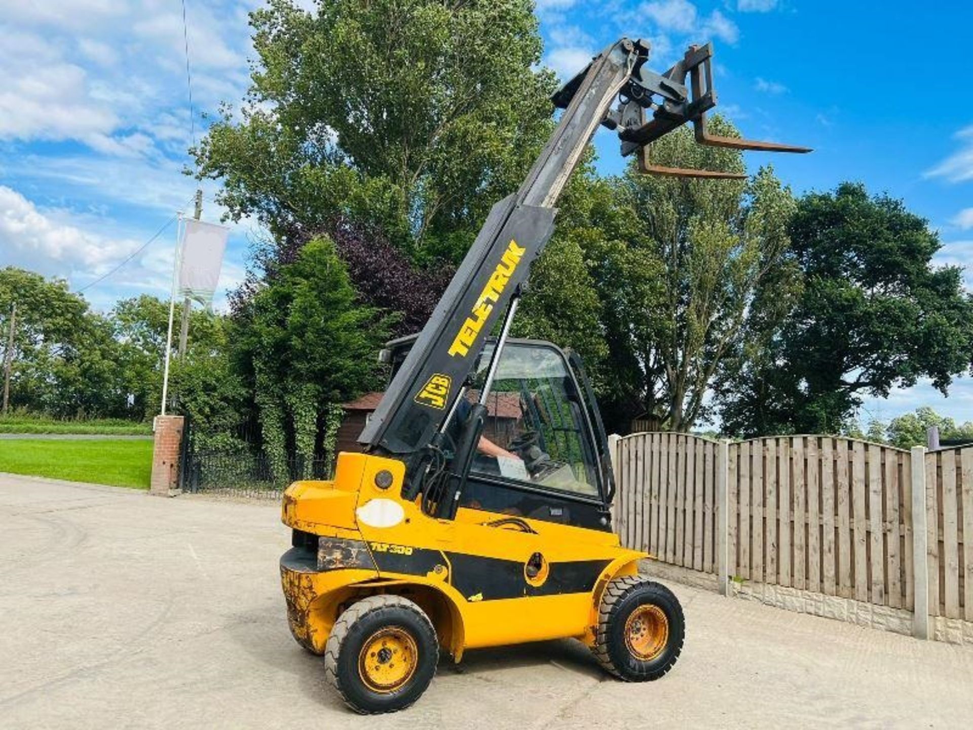 JCB TLT30D 4WD TELETRUCK C/W PALLET TINES - Image 2 of 10