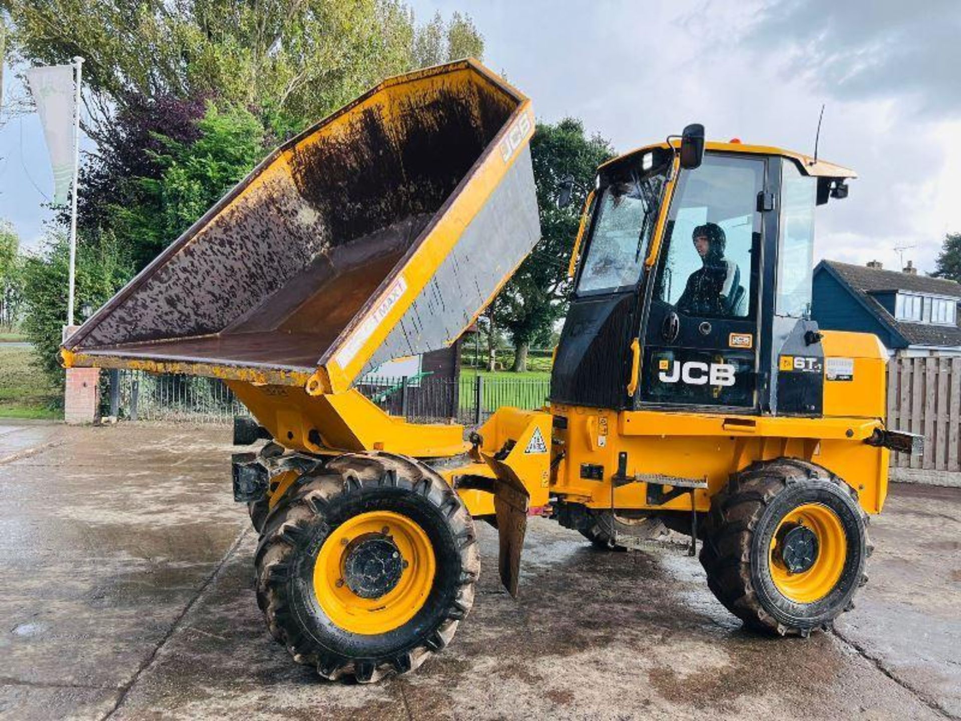 JCB 6ST 4WD DUMPER *YEAR 2018, 2406 HOURS* C/W FULLY GLAZED CABIN