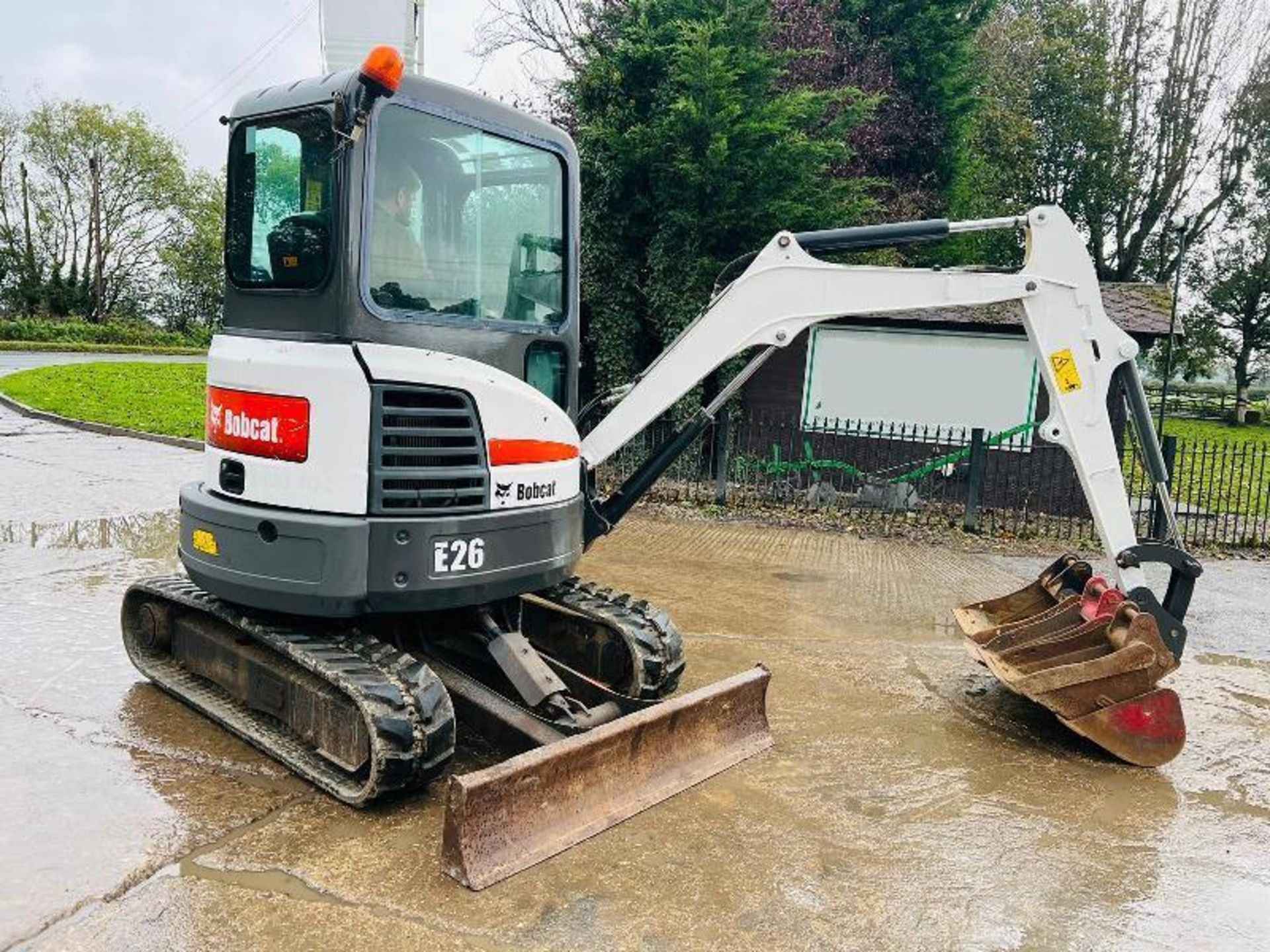 BOBCAT E26 EXCAVATOR *YEAR 2014, 3897 HOURS* C/W QUICK HITCH. - Image 6 of 15