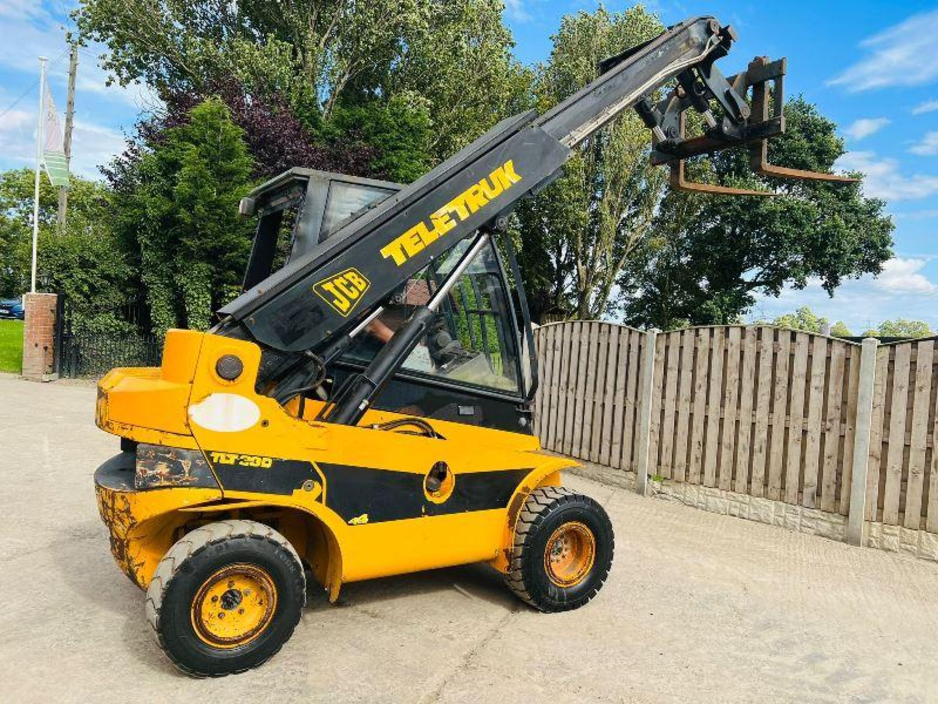 JCB TLT30D 4WD TELETRUCK C/W PALLET TINES - Image 4 of 10