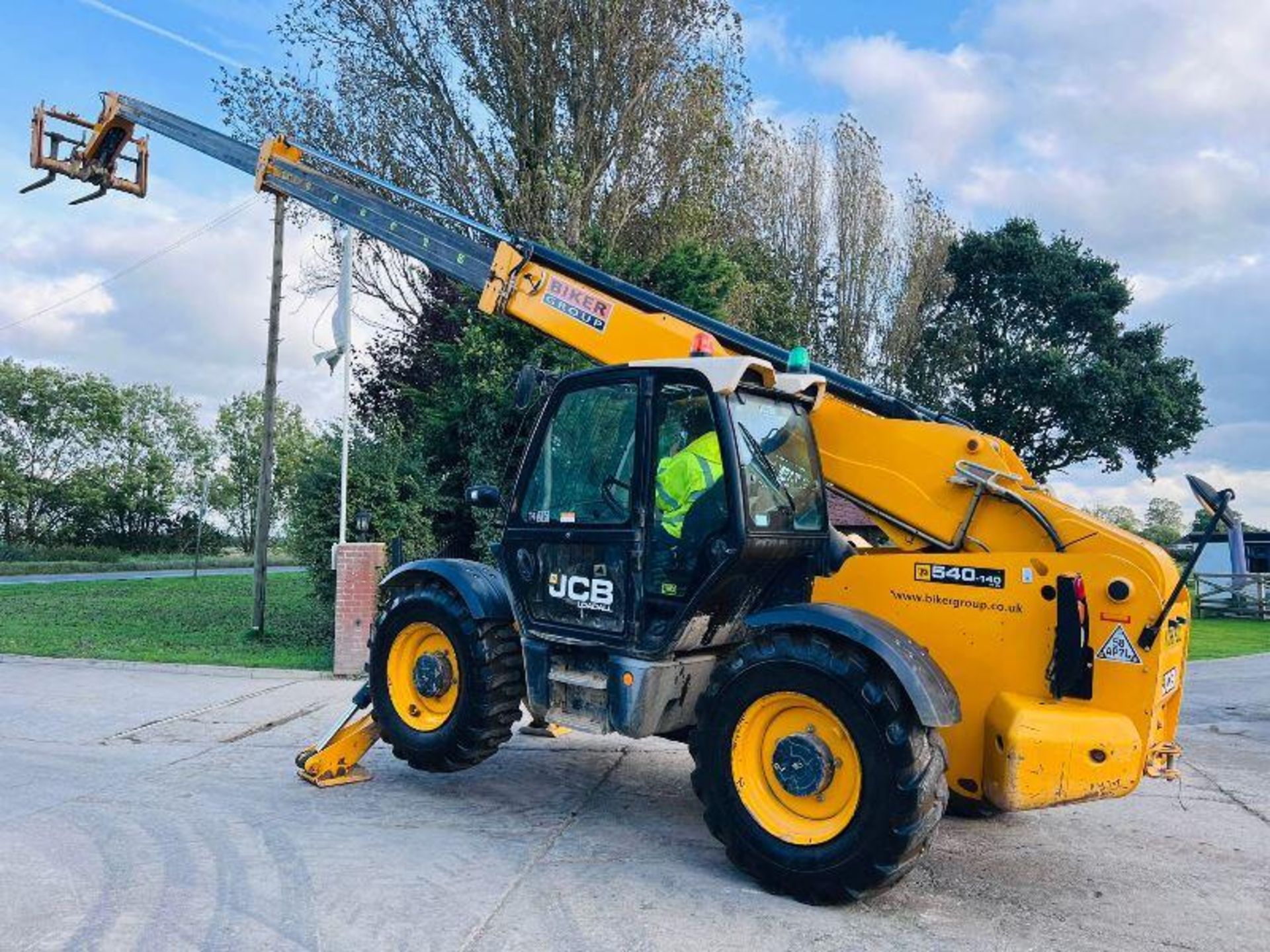 JCB 540-140 HI VIZ 4WD TELEHANDLER *YEAR 2017, 14 METER REACH* C/W PALLET TINES. - Image 5 of 15