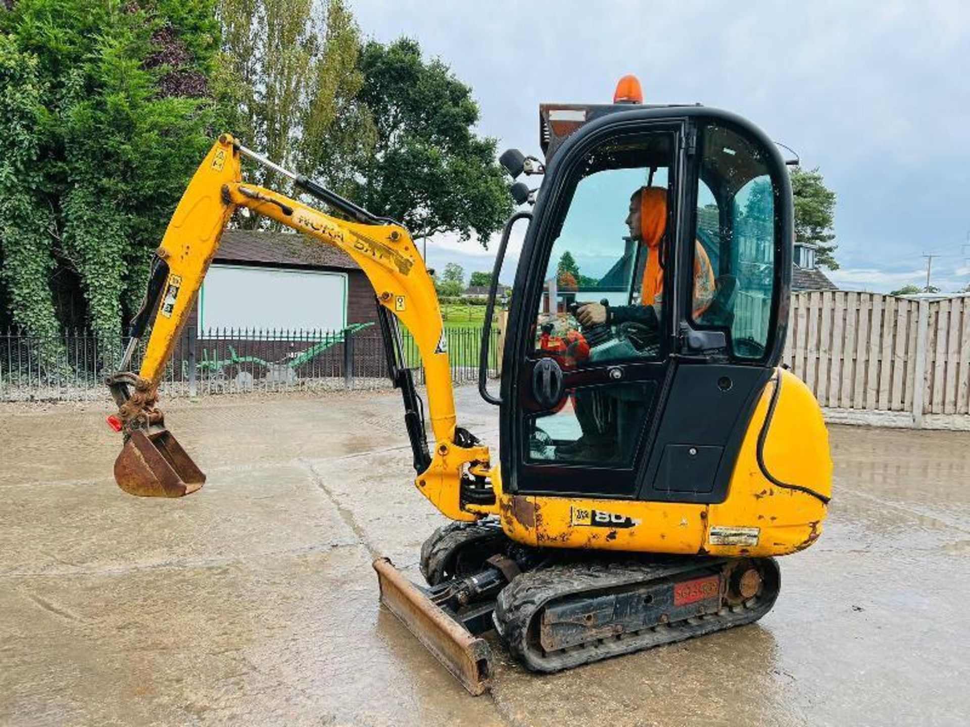 JCB 8018 TRACKED EXCAVATOR *3094 HOURS* C/W EXPANDING TRACKS & QUICK HITCH - Image 5 of 16