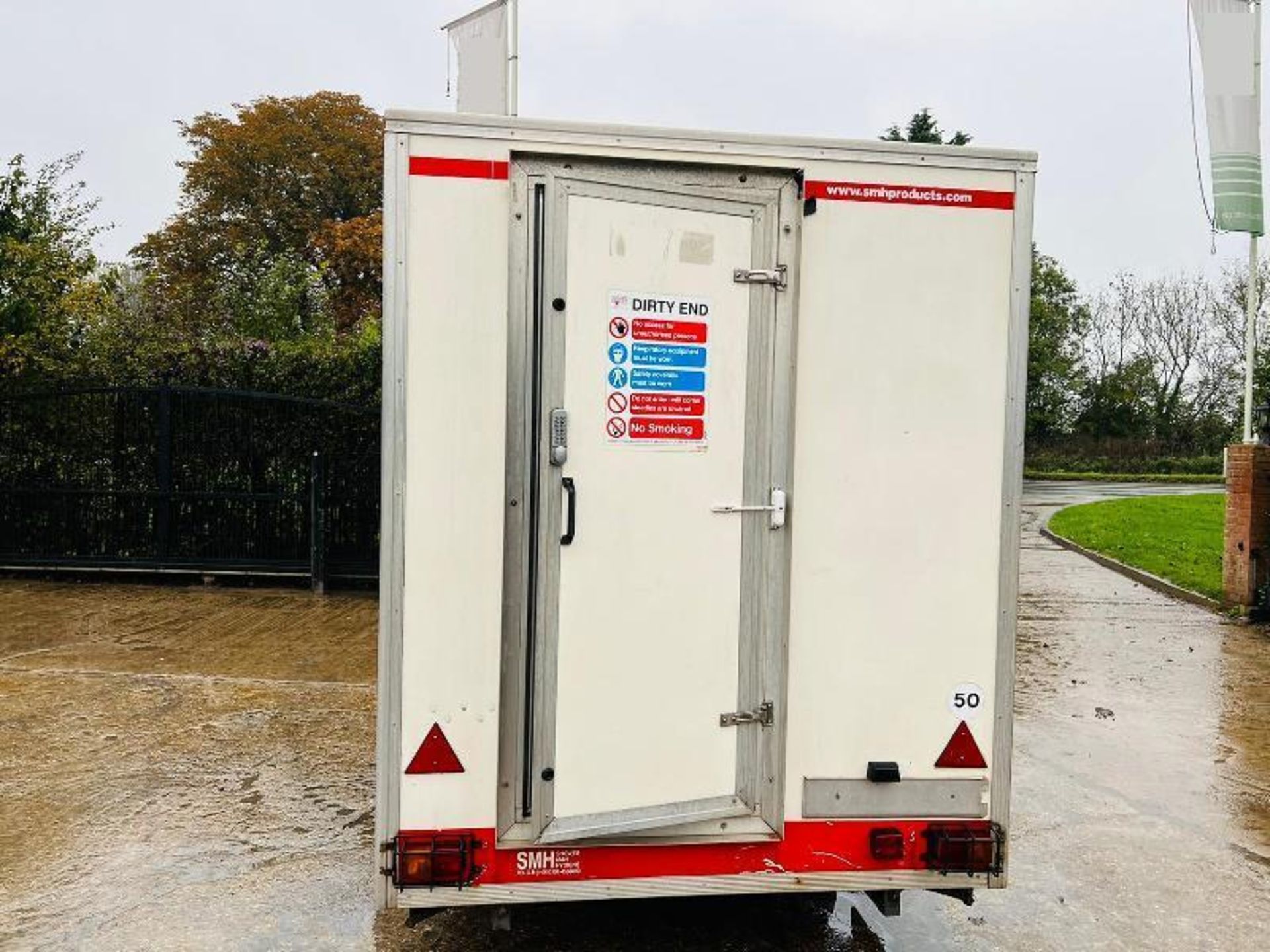 SINGLE AXLE SHOWER BLOCK C/W HONDA GENERATOR - Image 17 of 19