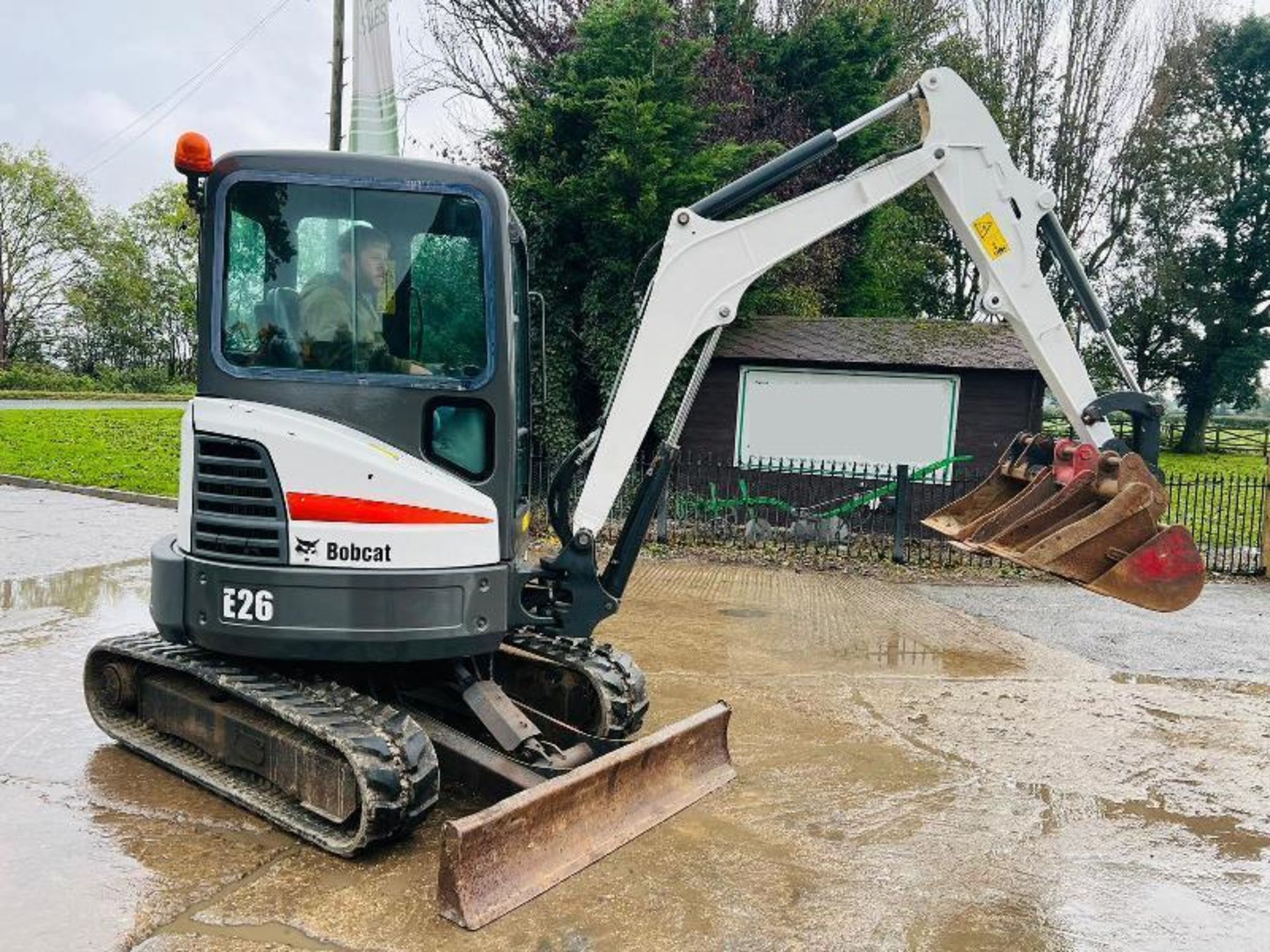 BOBCAT E26 EXCAVATOR *YEAR 2014, 3897 HOURS* C/W QUICK HITCH. - Image 4 of 15