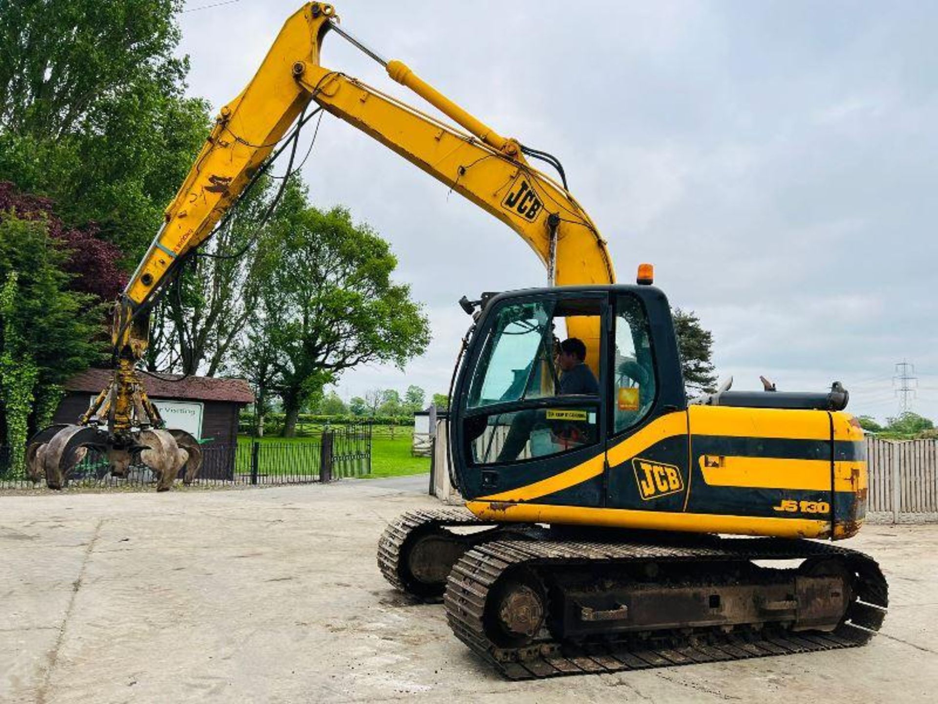 JCB JS130 TRACKED EXCAVATOR C/W 5 TINE SCRAP GRAB - Image 8 of 13