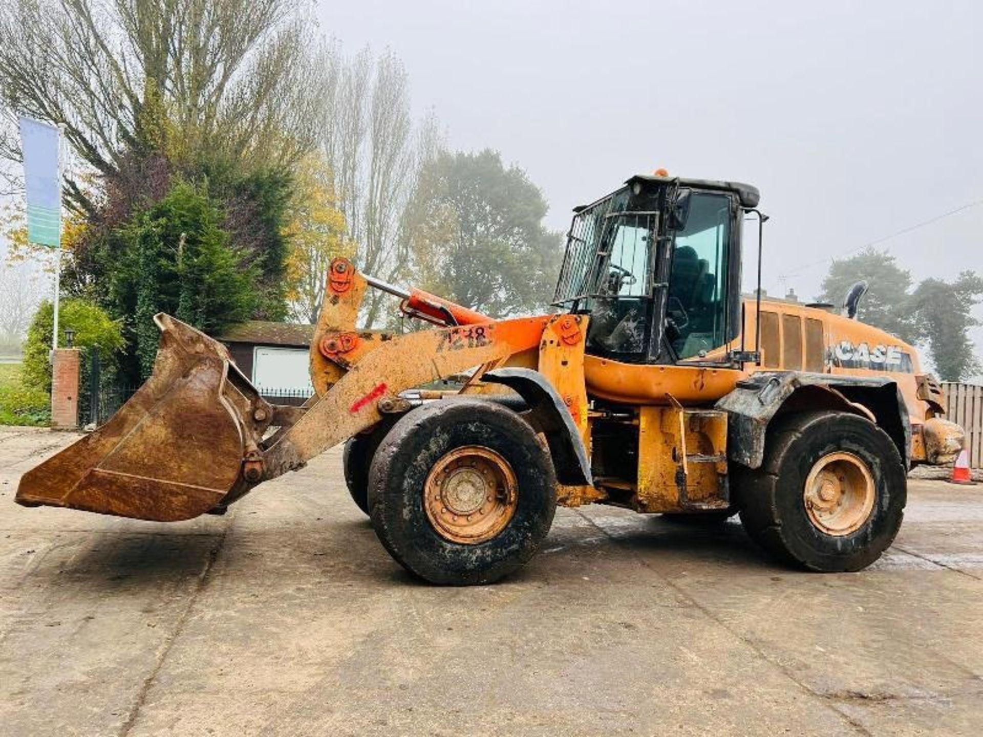 CASE 721E 4WD LOADING SHOVEL * YEAR 2010 * C/W BUCKET - Bild 9 aus 17