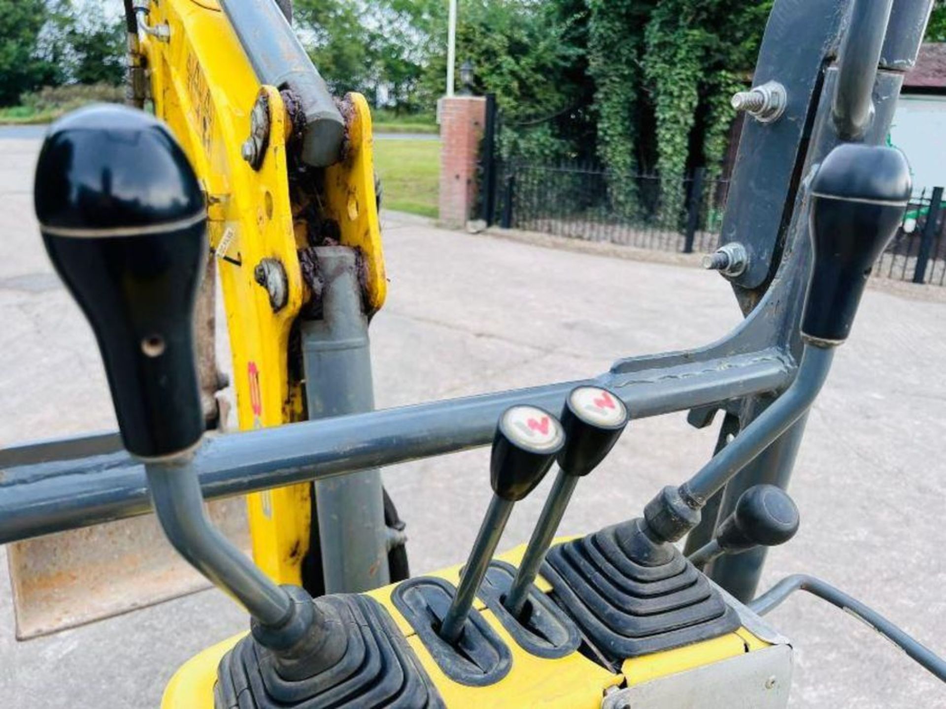 WACKER NEUSON 803 EXCAVATOR *YEAR 2017 , 2838 HOURS* C/W ROLE BAR - Image 5 of 13